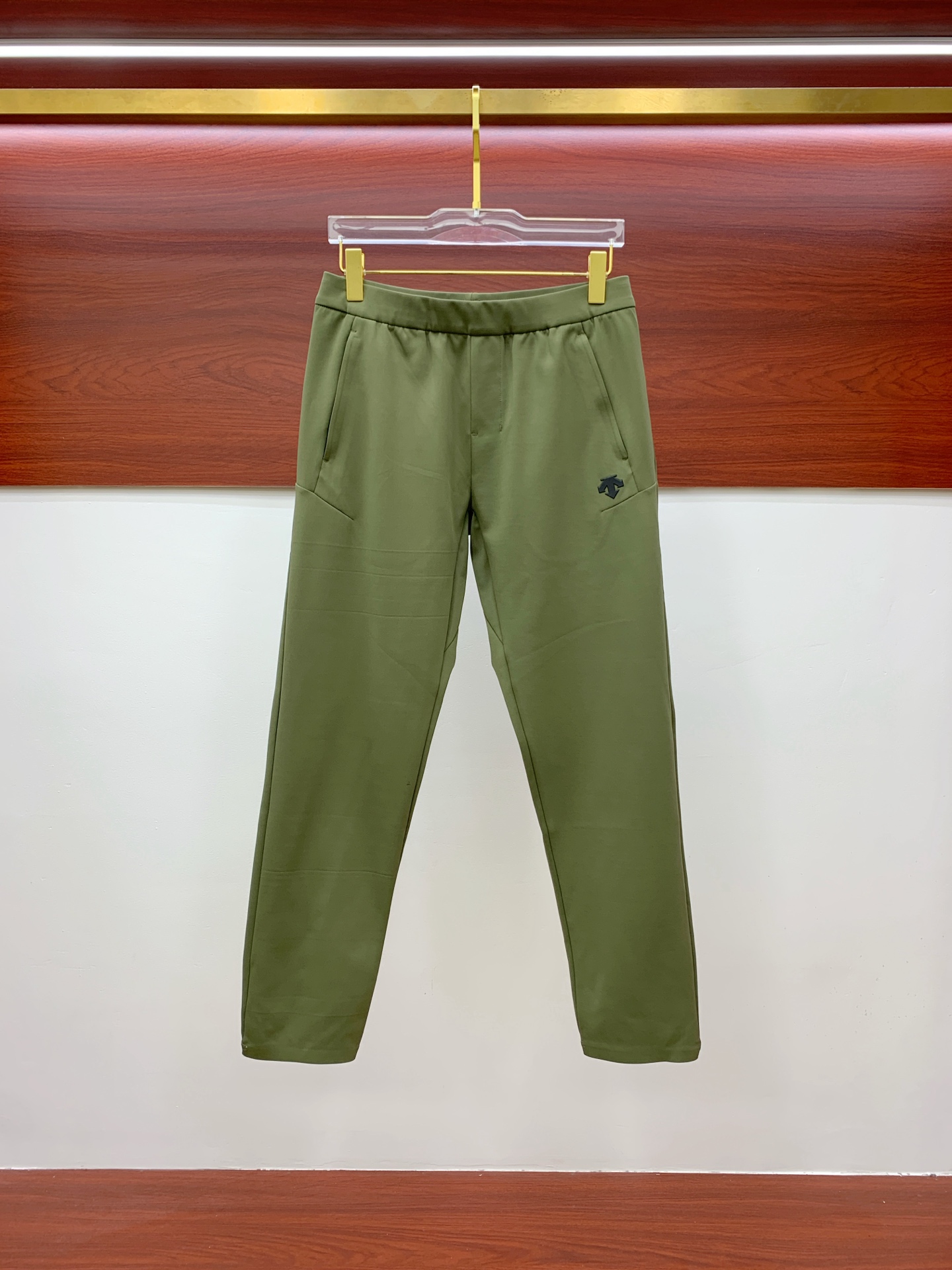 “High-Quality Monochrome Fashion Pants Re-Emerged with Latest Hardware Supplement” - 图片 3