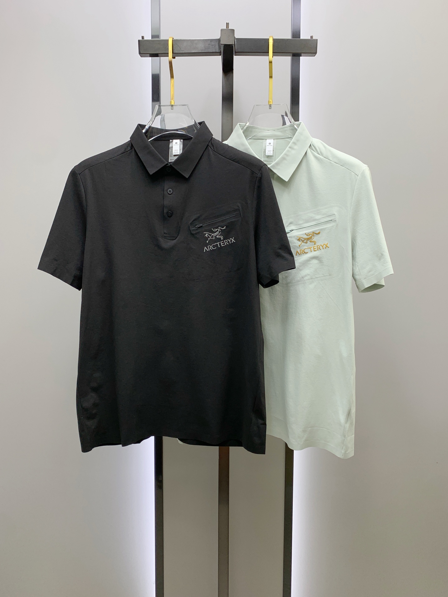 NO:461988,The latest fabric of Ss Archaeoptera pure cotton, classic logo, logo, fashionable, simple and trendy short sleeves, the top quality counter original single short sleeves, the top production process imported fabric, the unique design of the counter model, using imported high-end customized fabrics. The official website is on sale!  Excellent fabric pattern..M-4XL,arc'teryx,T-shirt,alexander wang19860909ss始祖鸟纯棉最新面料经典标识图案logo时尚简约潮流短袖,最顶级的品质专柜原单短袖,顶级制作工艺进口面料,专柜款独特设计,采用进口高端订制面料.官网在售！面料版型超赞 码数..M-4XL,arc'teryx,T-shirt,alexander wang,Men's clothing