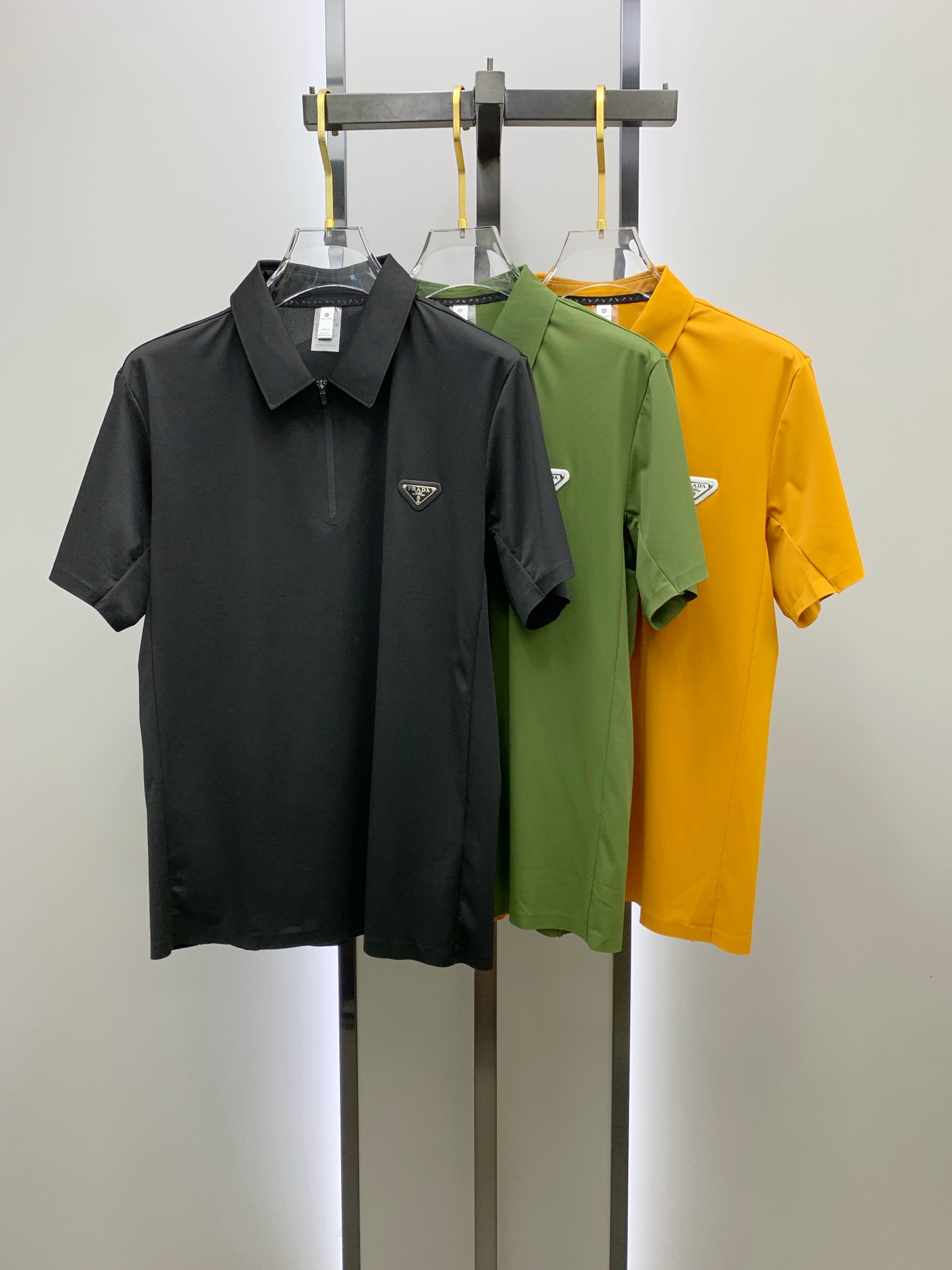 NO:461995,Ss Prada pure cotton latest fabric classic logo pattern logo fashionable simple trendy short sleeves, top quality counter original single short sleeves, top production craft imported fabrics, unique design of counter style, using imported high-end customized fabrics. The official website is on sale!  Excellent fabric pattern..M-4XL, prada, T-shirt, alexander wang19860909ss普拉达纯棉最新面料经典标识图案logo时尚简约潮流短袖,最顶级的品质专柜原单短袖,顶级制作工艺进口面料,专柜款独特设计,采用进口高端订制面料.官网在售！面料版型超赞 码数..M-4XL,,prada,T-shirt,alexander wang,Men's clothing