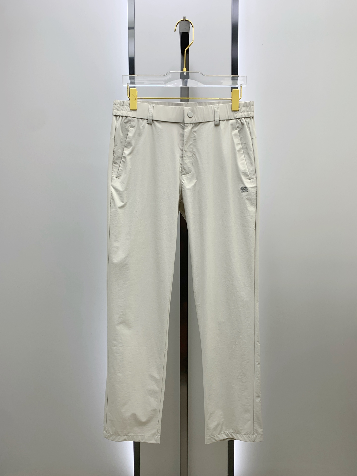 P克隆春夏25ss休闲裤金典再次出现，原单订制高品质时尚休闲裤。超级百搭款。独家定制面料，挺阔有型，贴身