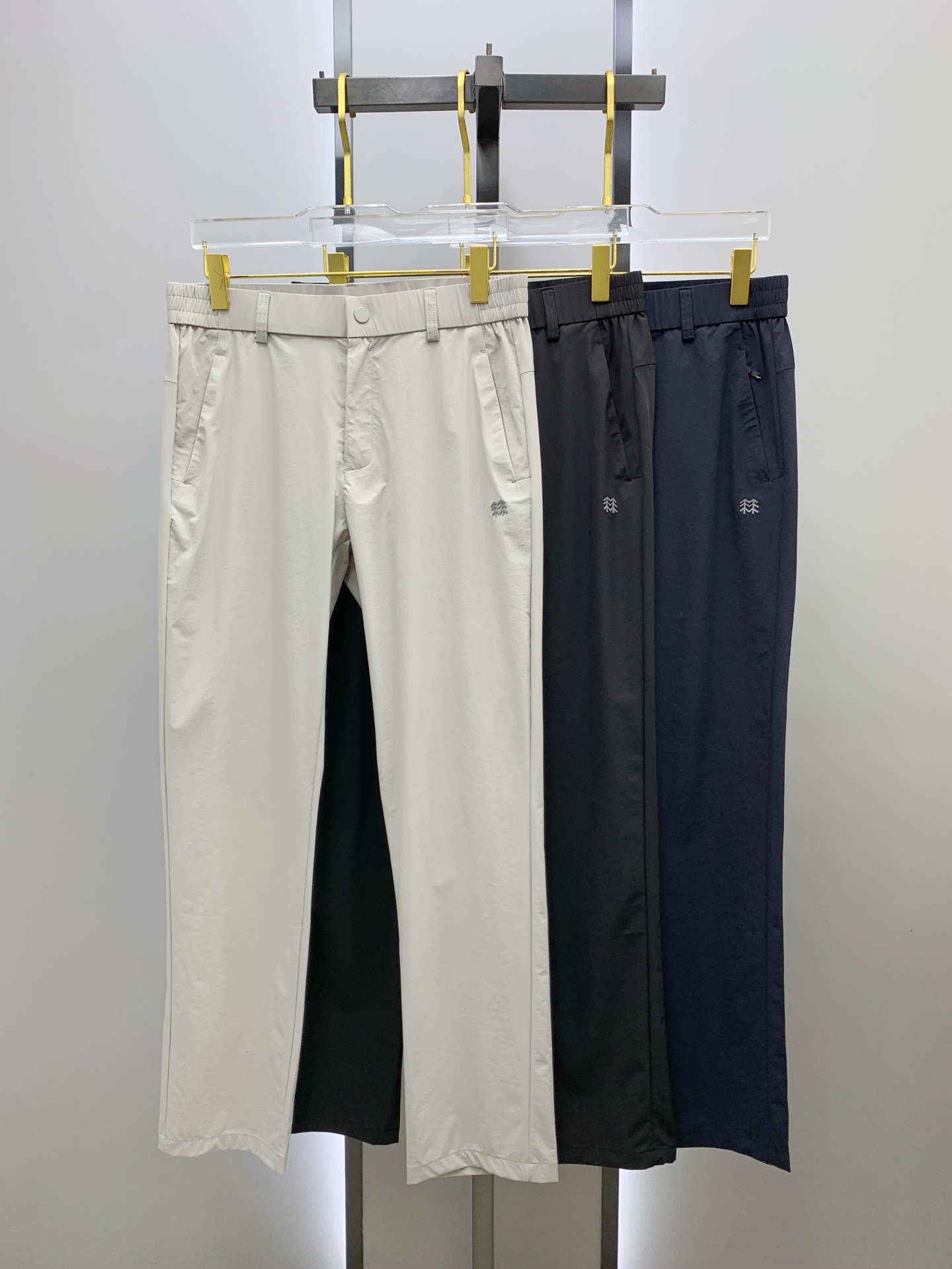 NO:461957,The Clone Spring and Summer 25ss casual pants Golden Dian has appeared again, the original customized high-quality fashionable casual pants. Super versatile style. Exclusive customized fabric, which is quite wide and stylish, and is comfortable to fit. The latest hardware and accessories of the original custom counter. Super beautiful style, the upper body makes the legs look slender, the inner and the wiring are impeccable. You can attend any occasion. Once again, it is emphasized that the fabric is very, very classy! Code number M-4XL, alexander wang19860909克隆春夏25ss休闲裤金典再次出现,原单订制高品质时尚休闲裤.超级百搭款.独家定制面料,挺阔有型,贴身舒适.原版定制专柜最新五金辅料.超靓版型、上身显腿修长,內里,走线都无可挑剔,任何场合都可出席,再次强调面料非常非常显档次！码数 M-4XL,,alexander wang,Men's clothing