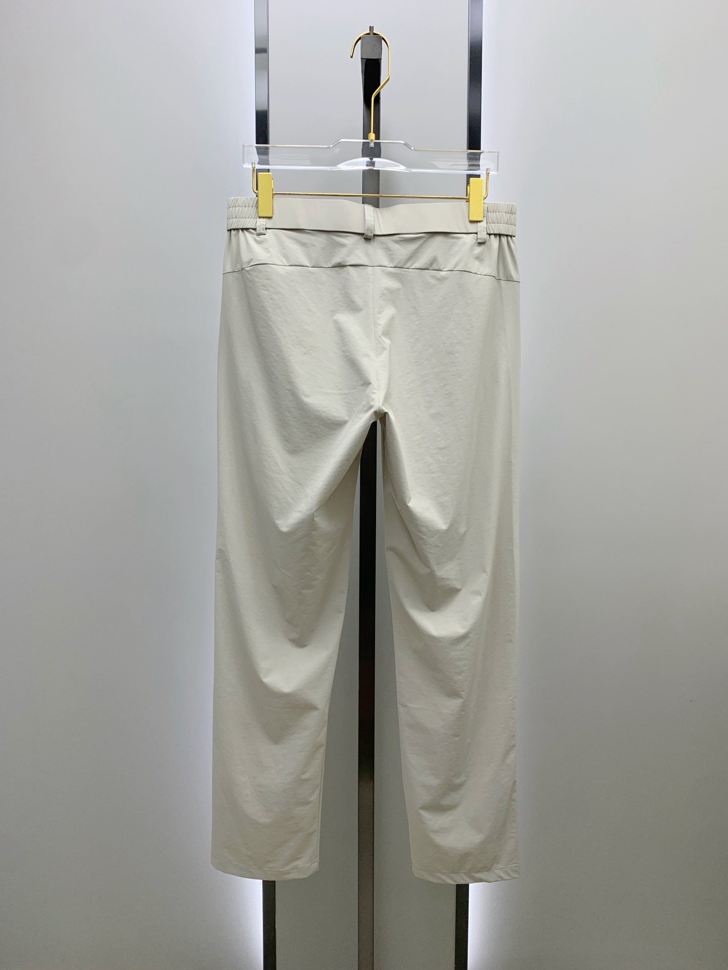 P克隆春夏25ss休闲裤金典再次出现，原单订制高品质时尚休闲裤。超级百搭款。独家定制面料，挺阔有型，贴身