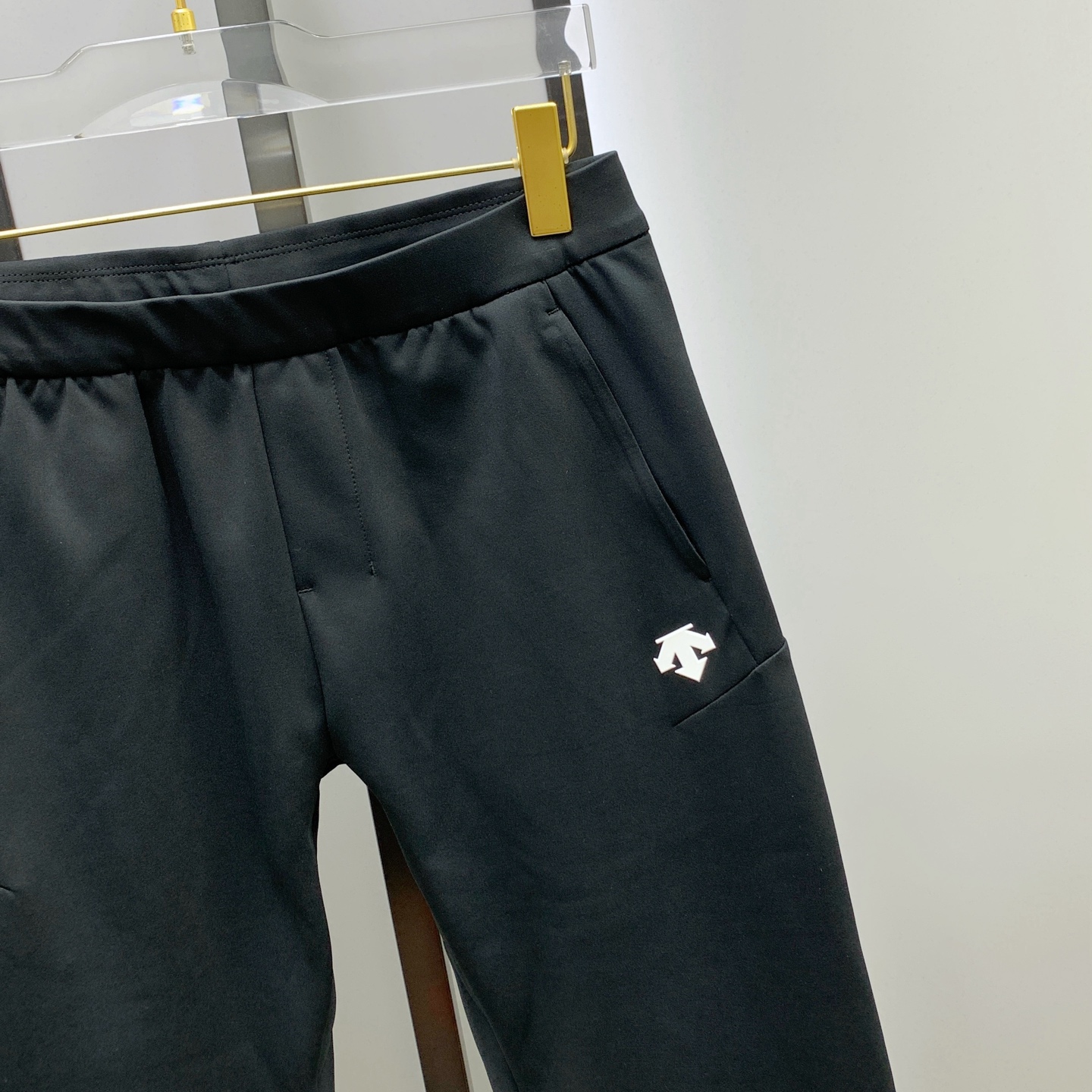 P迪桑特春夏25ss休闲裤金典再次出现，原单订制高品质时尚休闲裤。超级百搭款。独家定制面料，挺阔有型，贴