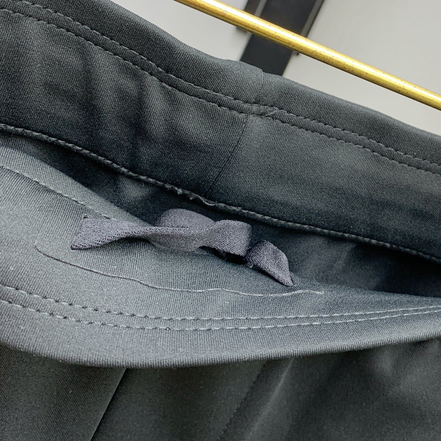 P迪桑特春夏25ss休闲裤金典再次出现，原单订制高品质时尚休闲裤。超级百搭款。独家定制面料，挺阔有型，贴