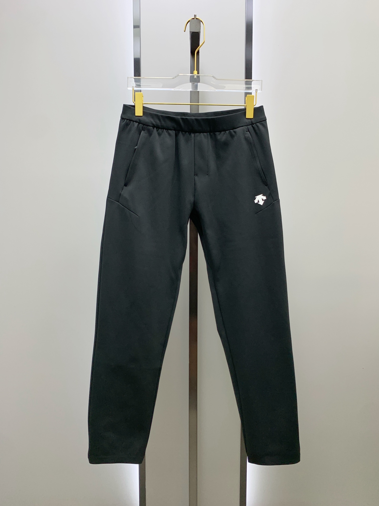 P迪桑特春夏25ss休闲裤金典再次出现，原单订制高品质时尚休闲裤。超级百搭款。独家定制面料，挺阔有型，贴