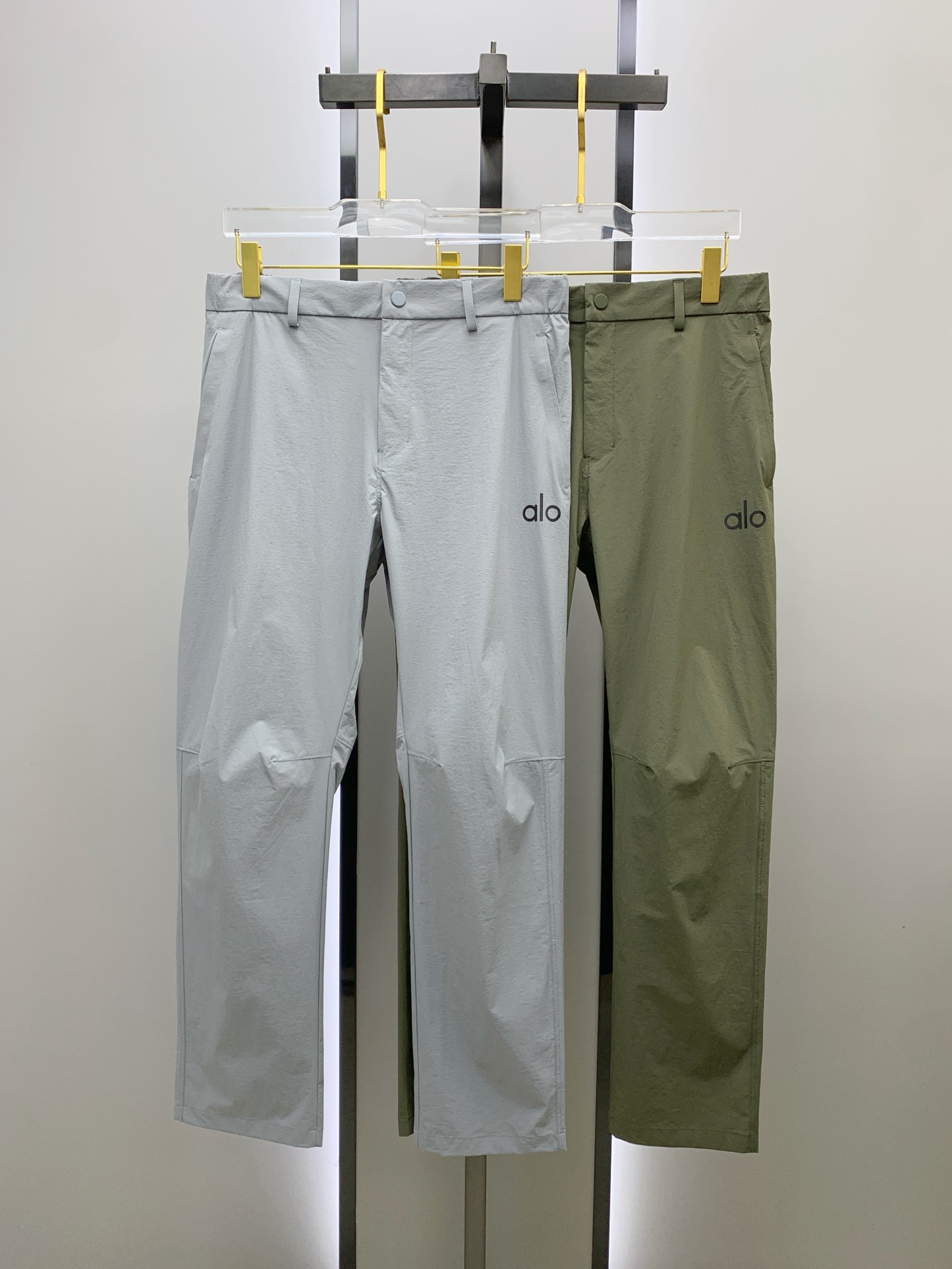 NO:462008,Alo Spring and Summer 25ss casual pants gold dial appears again, the original customized high-quality fashionable casual pants. Super versatile style. Exclusive customized fabric, quite wide and stylish, close and comfortable. The latest hardware and accessories of the original customized counter. Super beautiful style, the upper body makes the legs look slender, the inner and the line is impeccable. You can attend any occasion. Once again, the fabric is very, very classy! Code number M-4XL, alexander wang19860909alo春夏25ss休闲裤金典再次出现,原单订制高品质时尚休闲裤.超级百搭款.独家定制面料,挺阔有型,贴身舒适.原版定制专柜最新五金辅料.超靓版型、上身显腿修长,內里,走线都无可挑剔,任何场合都可出席,再次强调面料非常非常显档次！码数 M-4XL,,alexander wang,Men's clothing