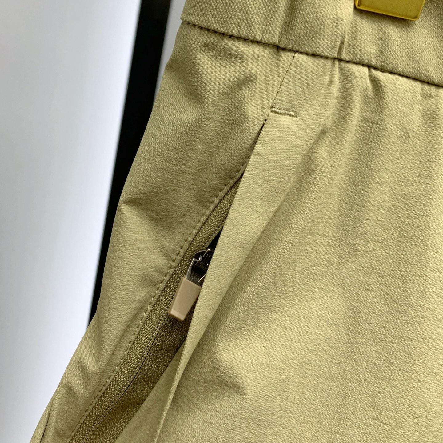 Palo春夏25ss休闲裤金典再次出现，原单订制高品质时尚休闲裤。超级百搭款。独家定制面料，挺阔有型，贴