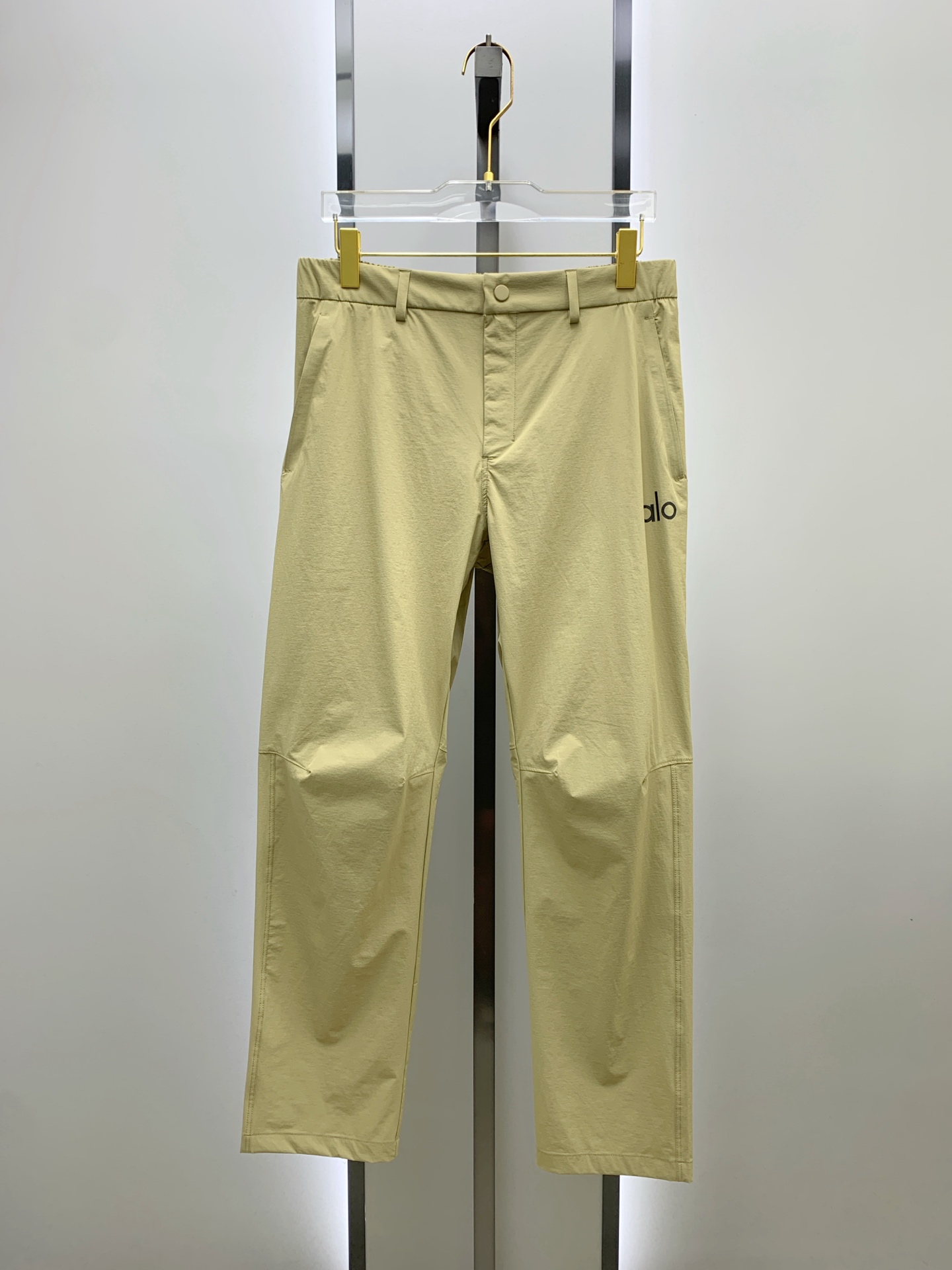 Palo春夏25ss休闲裤金典再次出现，原单订制高品质时尚休闲裤。超级百搭款。独家定制面料，挺阔有型，贴