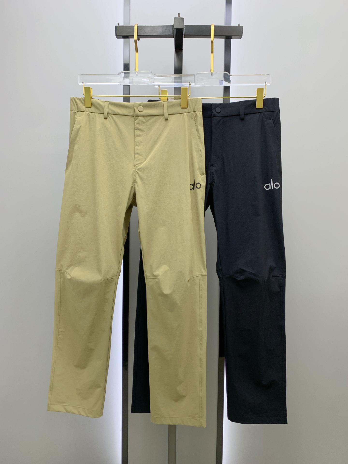 Palo春夏25ss休闲裤金典再次出现，原单订制高品质时尚休闲裤。超级百搭款。独家定制面料，挺阔有型，贴