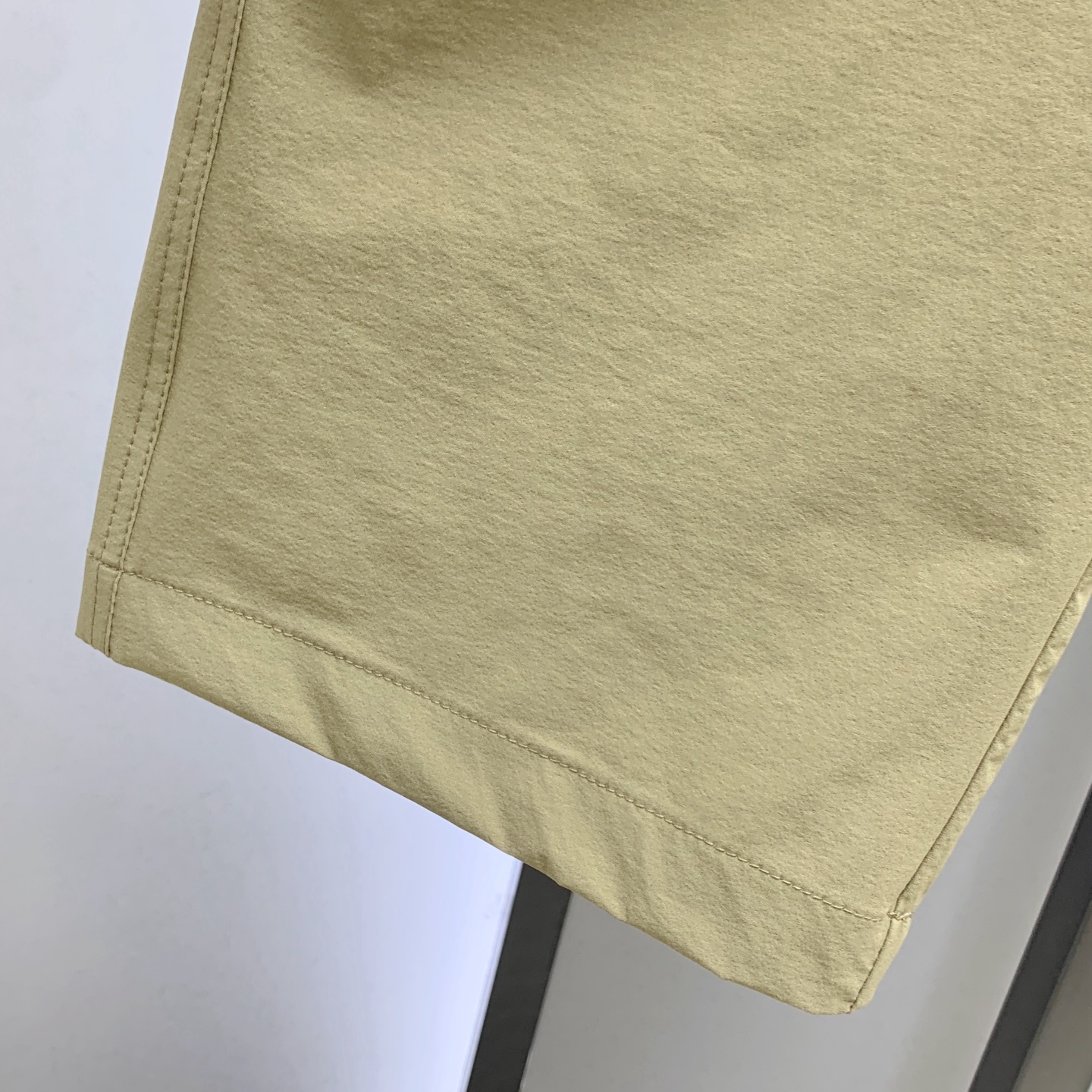 Palo春夏25ss休闲裤金典再次出现，原单订制高品质时尚休闲裤。超级百搭款。独家定制面料，挺阔有型，贴