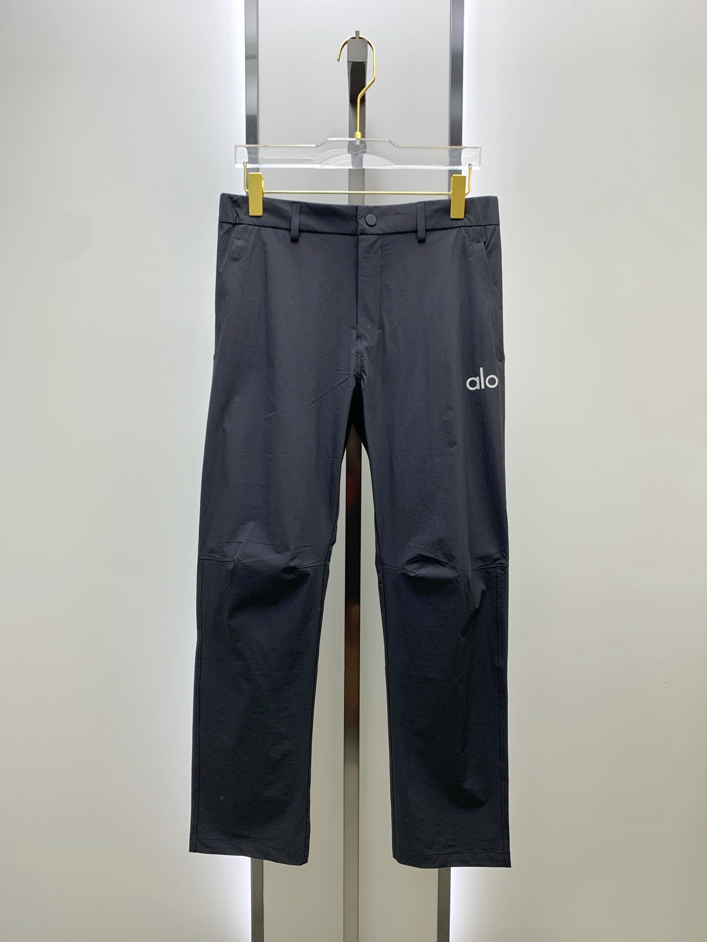 Palo春夏25ss休闲裤金典再次出现，原单订制高品质时尚休闲裤。超级百搭款。独家定制面料，挺阔有型，贴