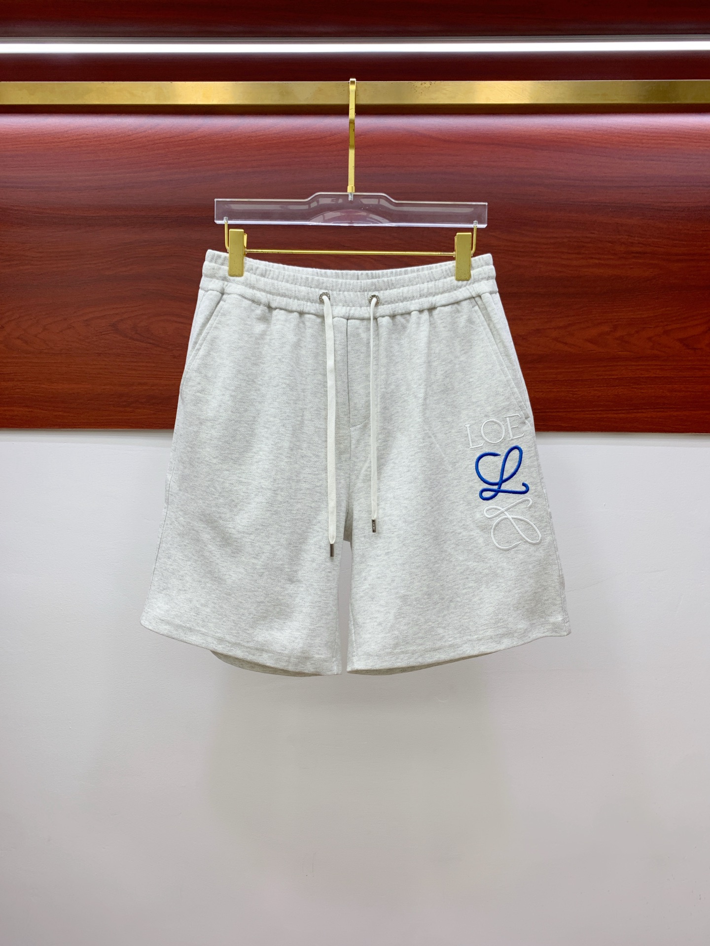 P罗意威2025春夏新款休闲短裤！官网同步发售。定制品牌经典LOGO，定制面料，舒适度极好，手触感强烈。