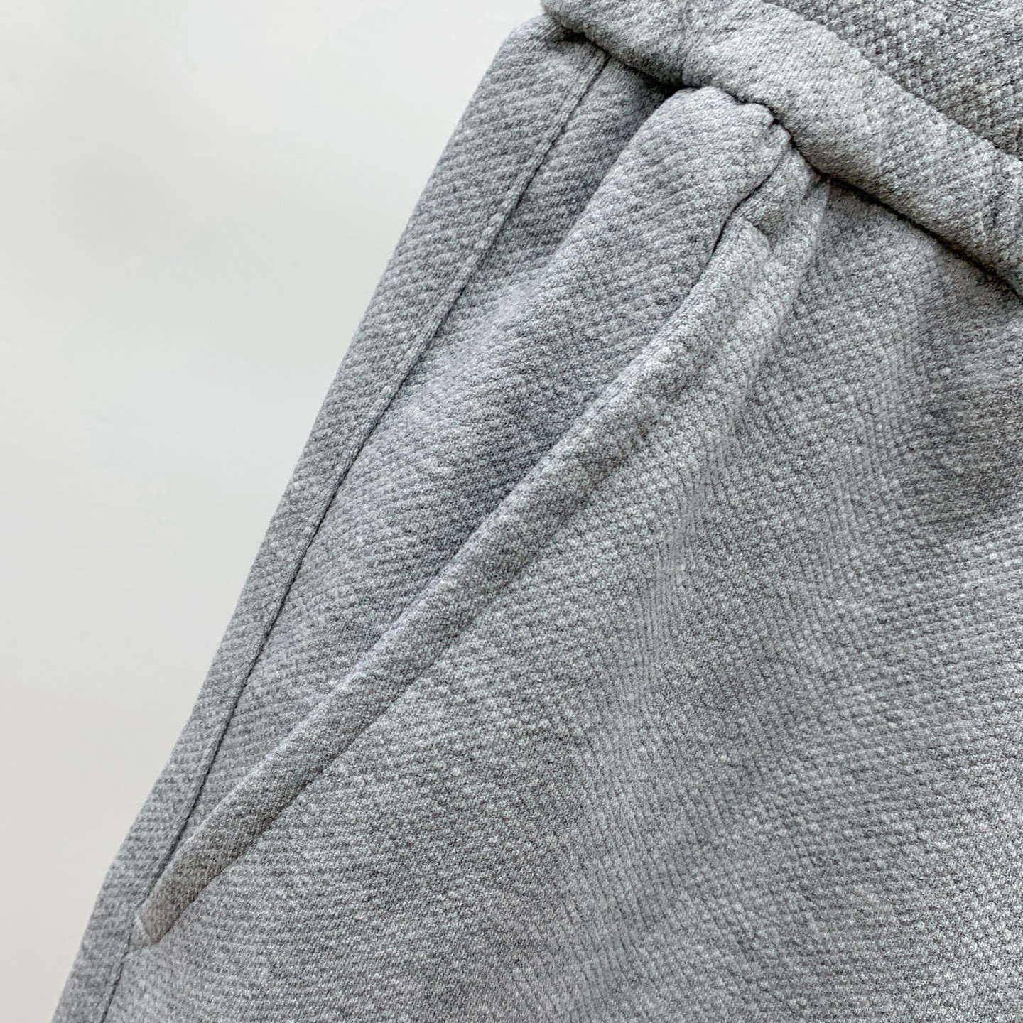 P罗意威2025春夏新款休闲短裤！官网同步发售。定制品牌经典LOGO，定制面料，舒适度极好，手触感强烈。