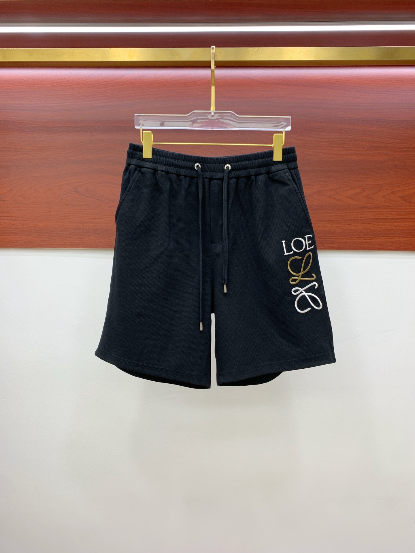 P罗意威2025春夏新款休闲短裤！官网同步发售。定制品牌经典LOGO，定制面料，舒适度极好，手触感强烈。