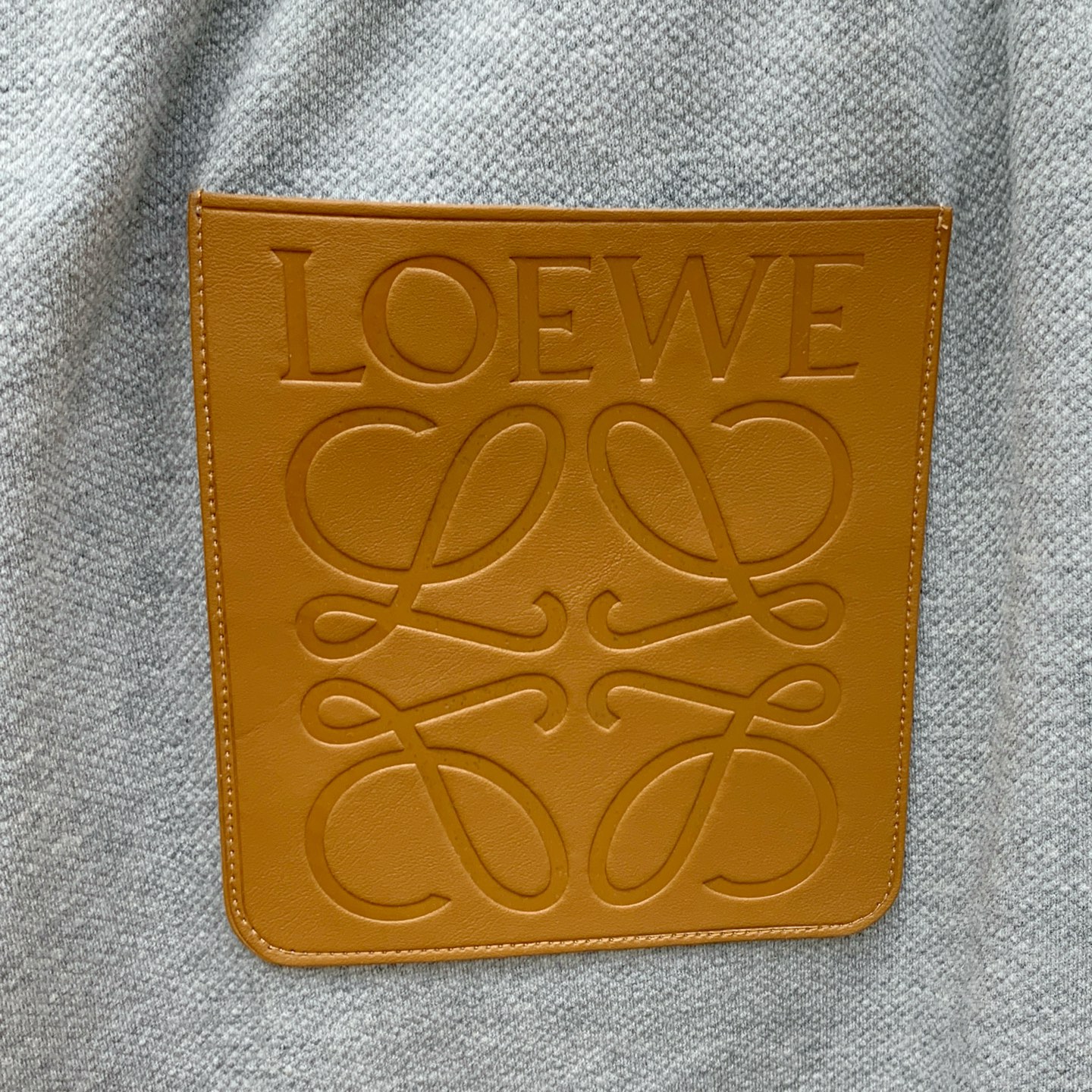 P罗意威2025春夏新款休闲短裤！官网同步发售。定制品牌经典LOGO，定制面料，舒适度极好，手触感强烈。