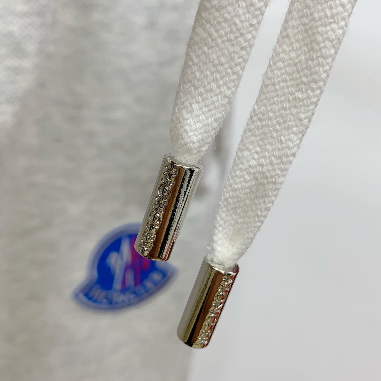 P蒙口2025春夏新款休闲短裤！官网同步发售。定制品牌经典LOGO，定制面料，舒适度极好，手触感强烈。辨