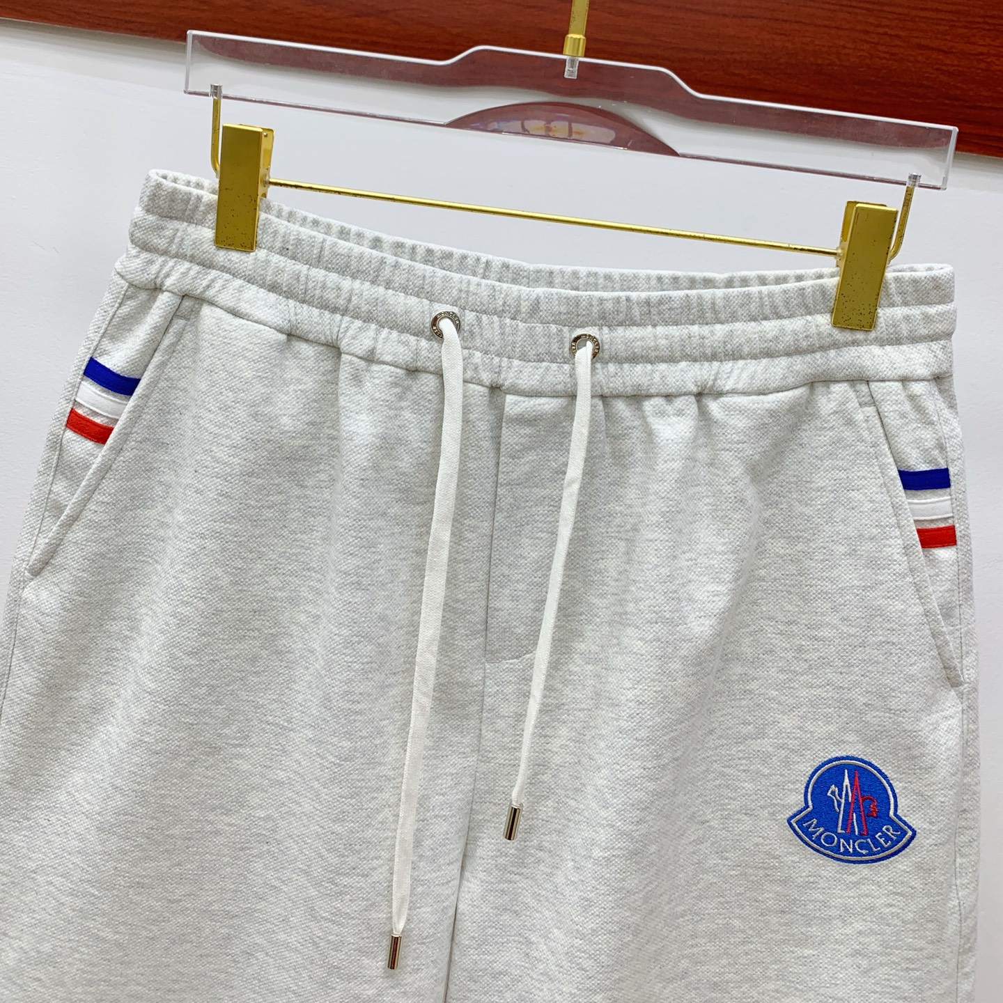 P蒙口2025春夏新款休闲短裤！官网同步发售。定制品牌经典LOGO，定制面料，舒适度极好，手触感强烈。辨