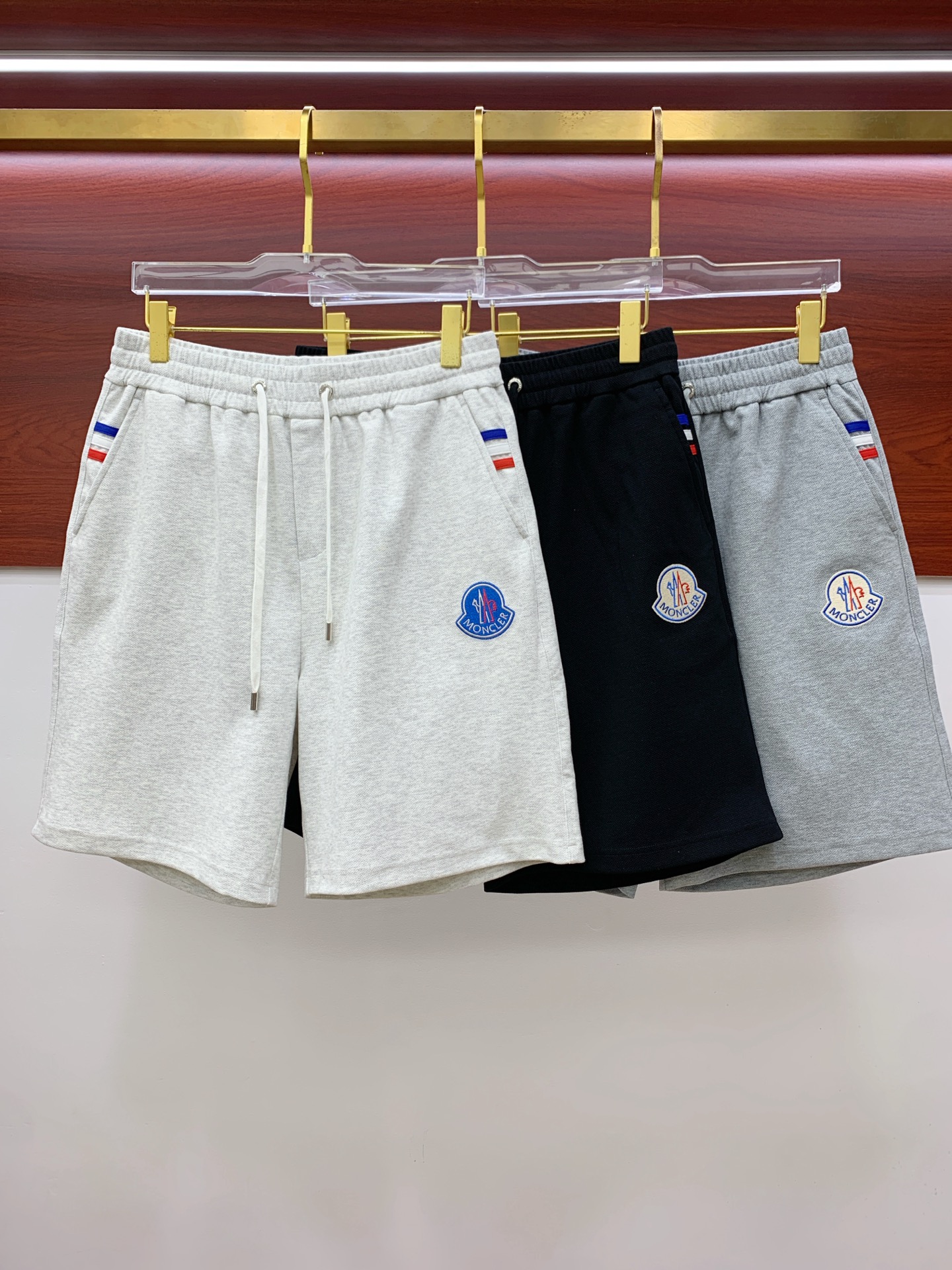 NO:455437,New casual shorts for 2025 spring and summer cover!  The official website is released simultaneously. Customized brand classic logo, customized fabric, excellent comfort, strong hand touch. Extremely recognizable, perfect quality craftsmanship. Size M-3XL, Moncler, shorts, alexander wang19860909蒙口2025春夏新款休闲短裤！官网同步发售.定制品牌经典LOGO,定制面料,舒适度极好,手触感强烈.辨识度极高,完美品相工艺. 尺码M-3XL,,Moncler,shorts,alexander wang,Men's clothing