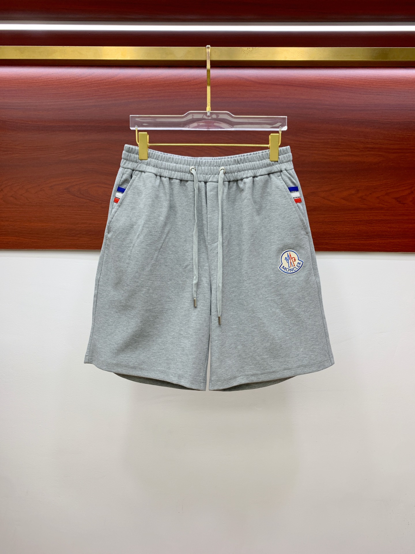 P蒙口2025春夏新款休闲短裤！官网同步发售。定制品牌经典LOGO，定制面料，舒适度极好，手触感强烈。辨