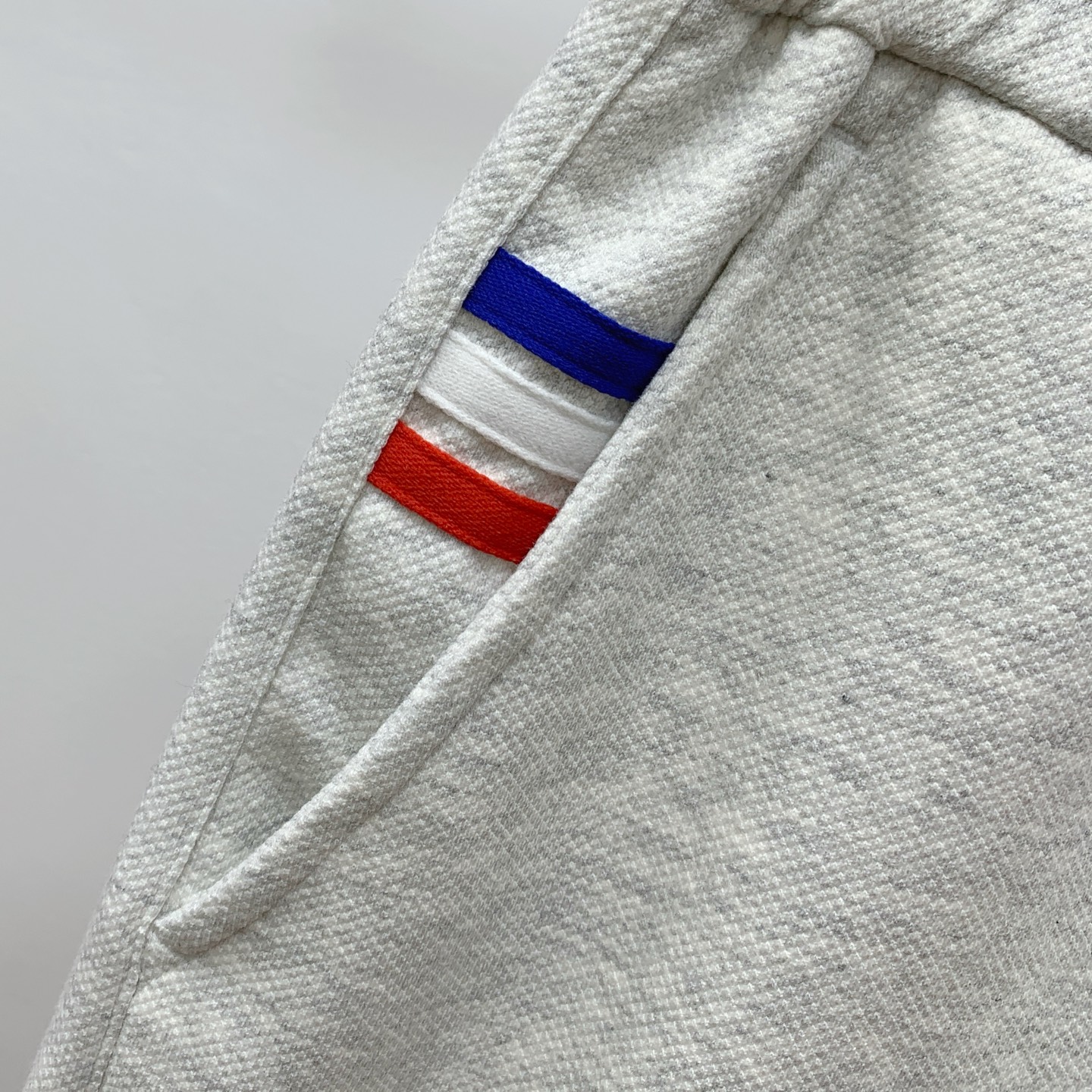 P蒙口2025春夏新款休闲短裤！官网同步发售。定制品牌经典LOGO，定制面料，舒适度极好，手触感强烈。辨