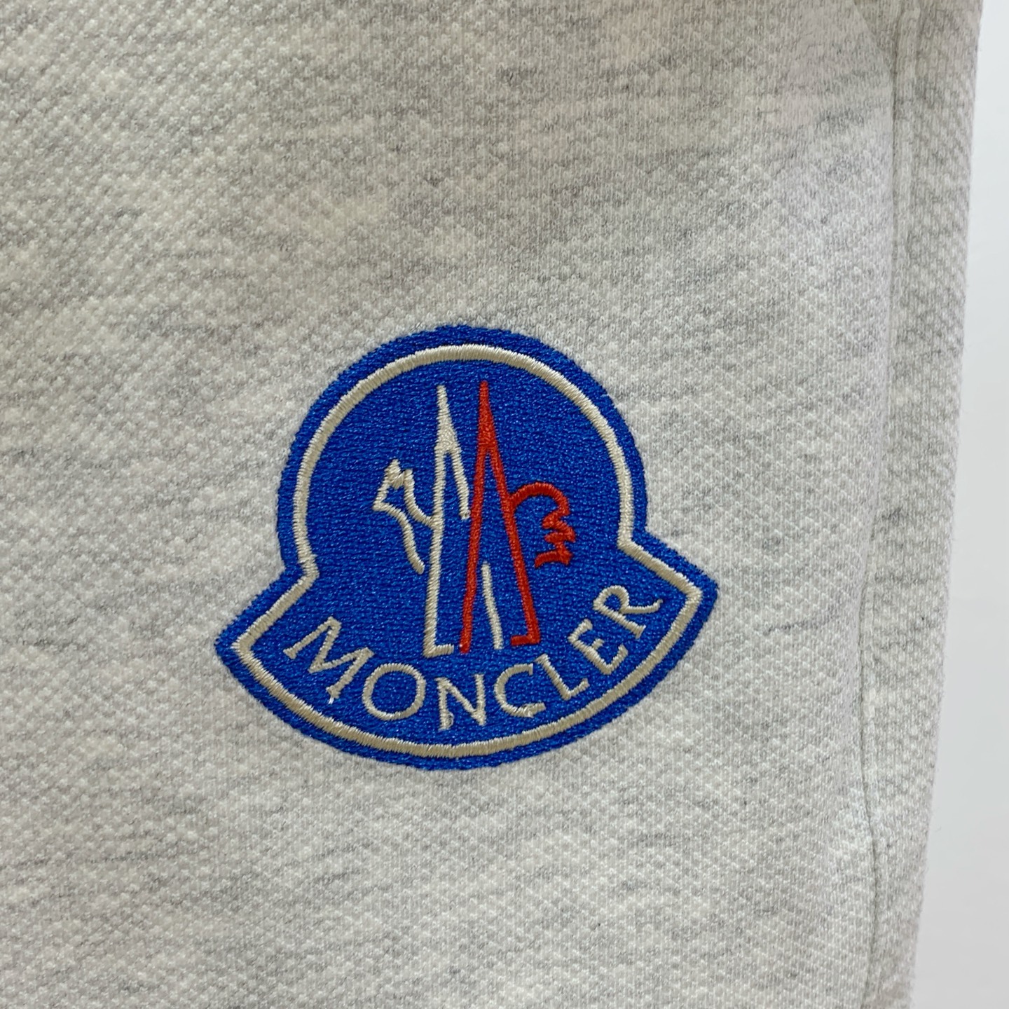 P蒙口2025春夏新款休闲短裤！官网同步发售。定制品牌经典LOGO，定制面料，舒适度极好，手触感强烈。辨