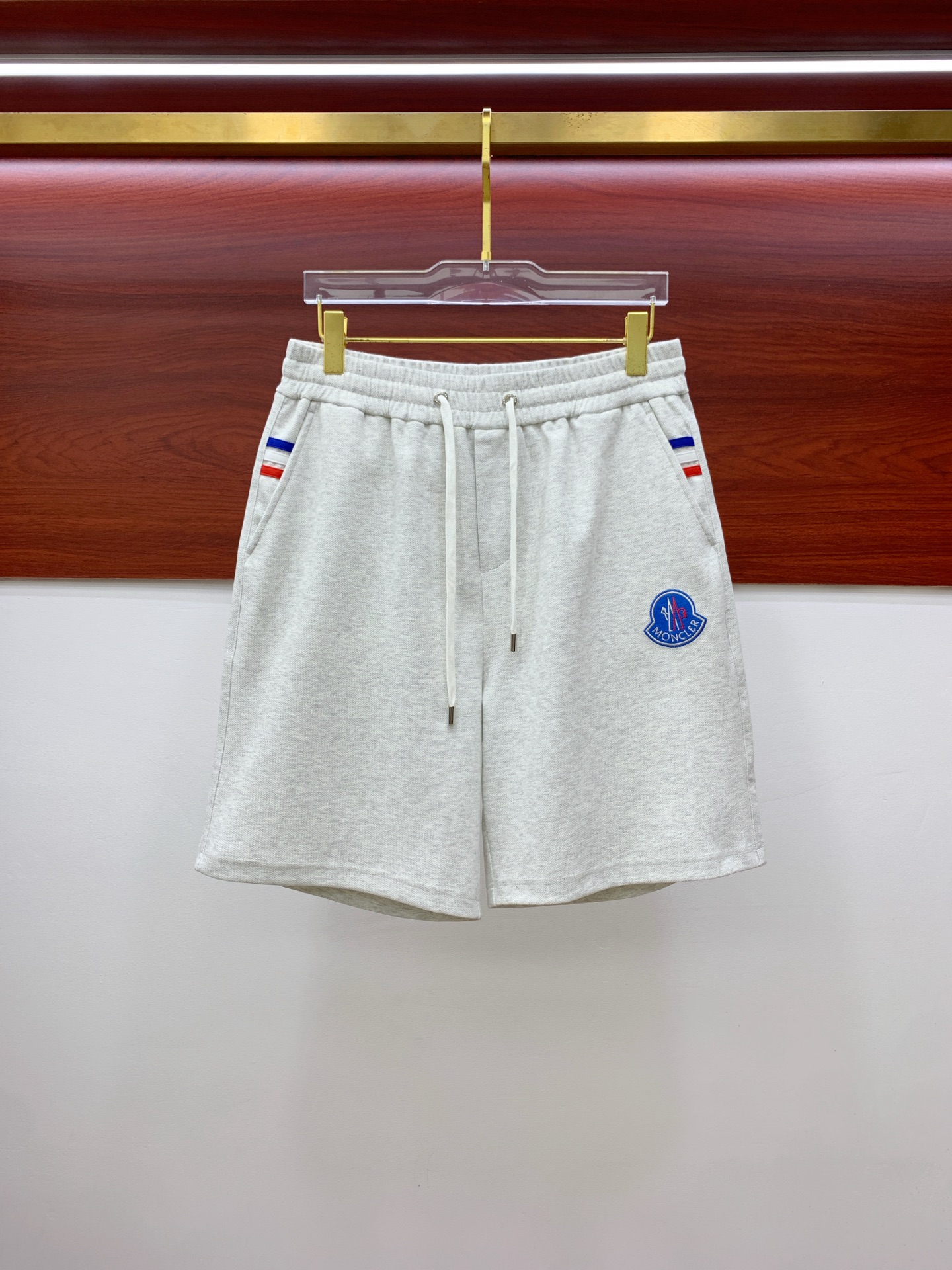 P蒙口2025春夏新款休闲短裤！官网同步发售。定制品牌经典LOGO，定制面料，舒适度极好，手触感强烈。辨