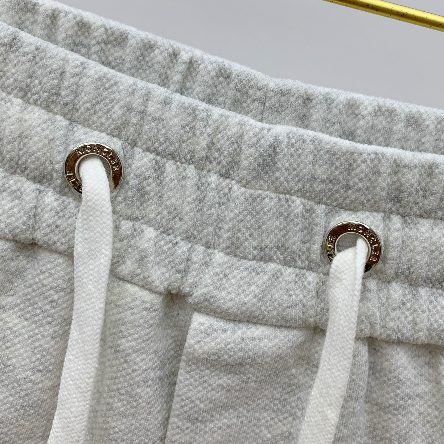 P蒙口2025春夏新款休闲短裤！官网同步发售。定制品牌经典LOGO，定制面料，舒适度极好，手触感强烈。辨