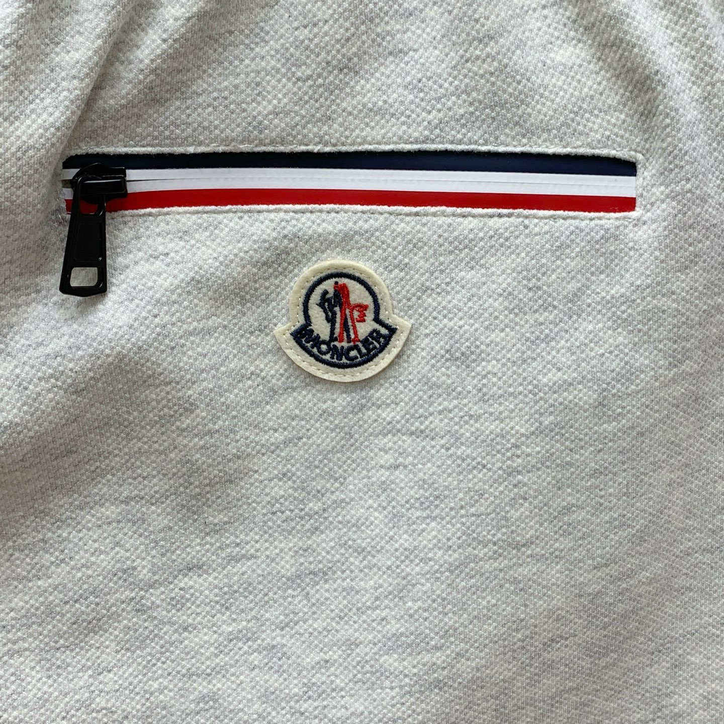 P蒙口2025春夏新款休闲短裤！官网同步发售。定制品牌经典LOGO，定制面料，舒适度极好，手触感强烈。辨