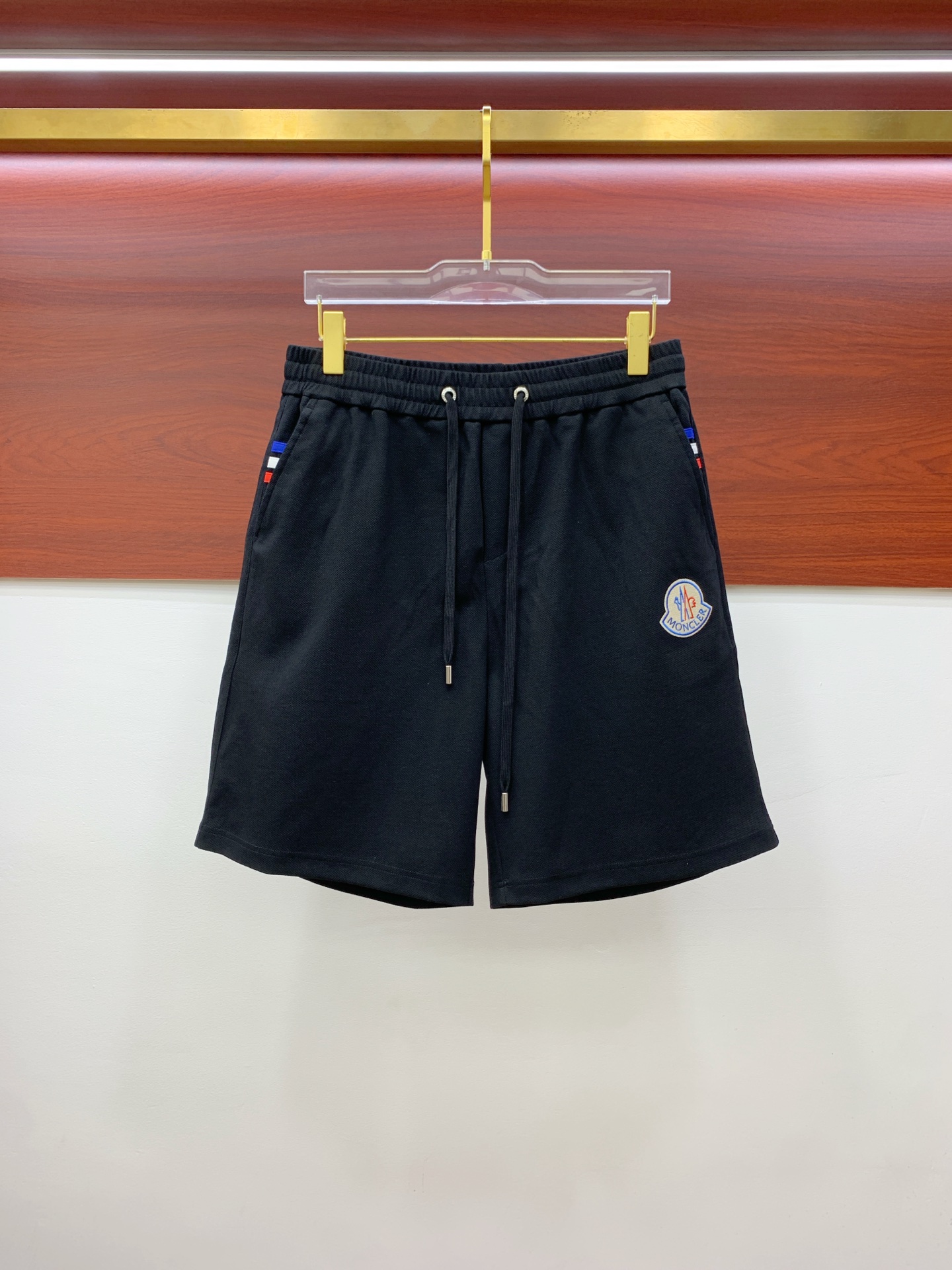 P蒙口2025春夏新款休闲短裤！官网同步发售。定制品牌经典LOGO，定制面料，舒适度极好，手触感强烈。辨