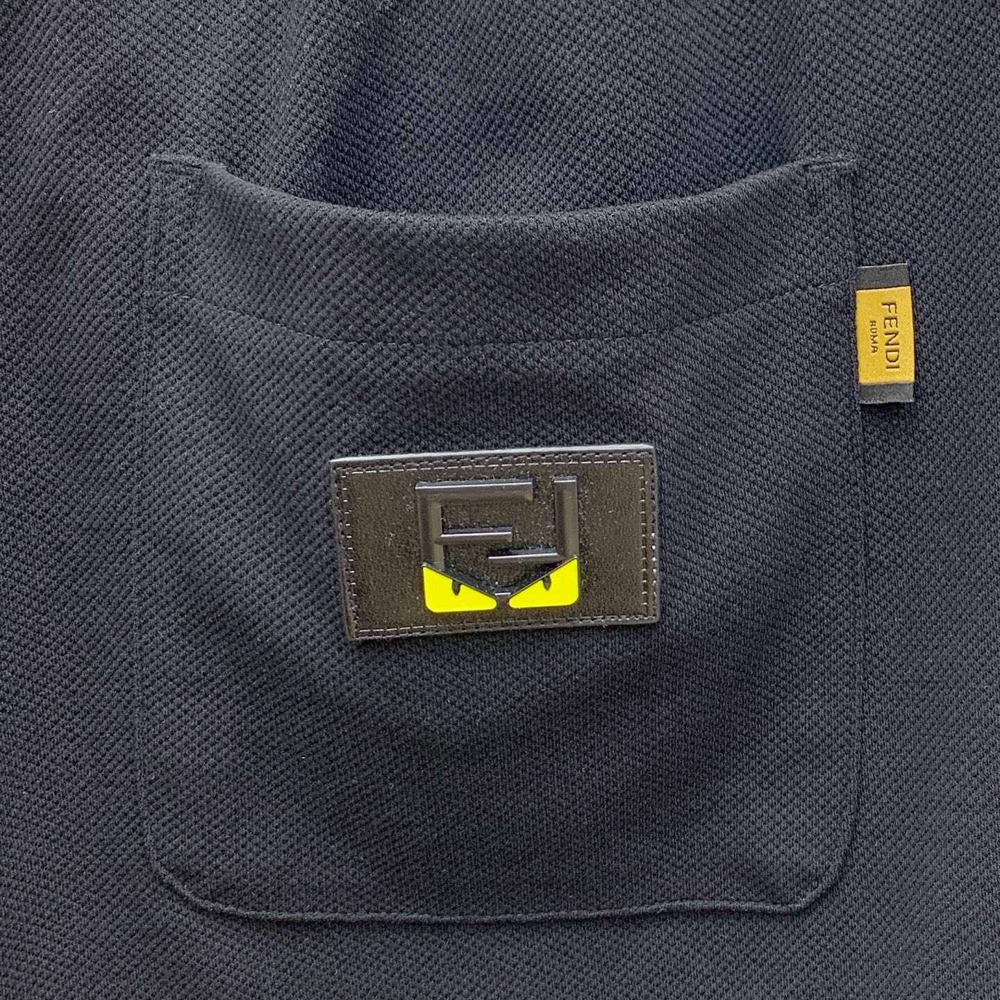 P芬迪2025春夏新款休闲短裤！官网同步发售。定制品牌经典LOGO，定制面料，舒适度极好，手触感强烈。辨