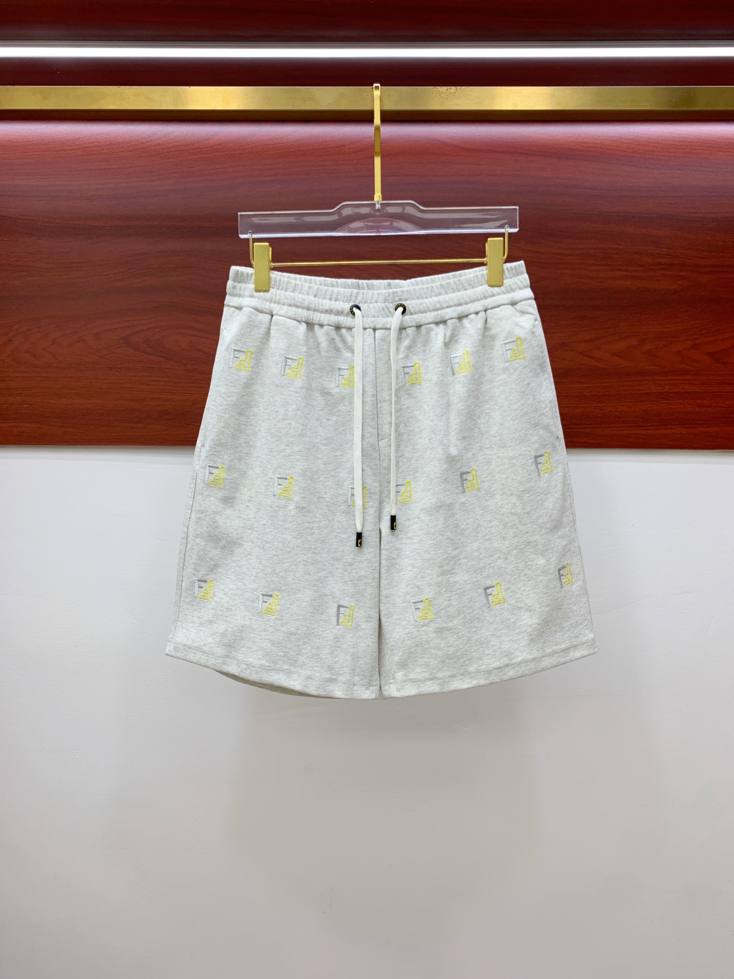 P芬迪2025春夏新款休闲短裤！官网同步发售。定制品牌经典LOGO，定制面料，舒适度极好，手触感强烈。辨