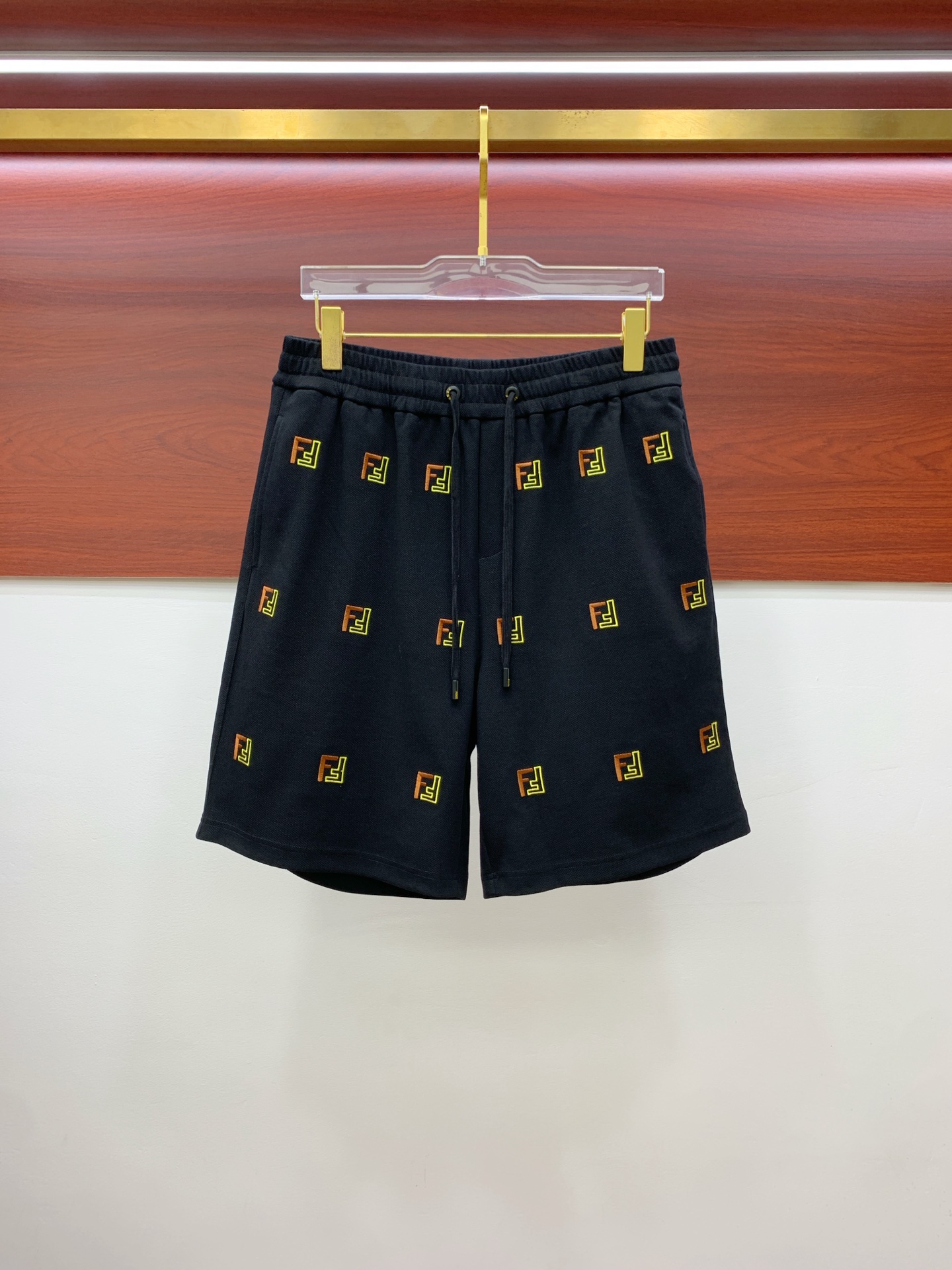 P芬迪2025春夏新款休闲短裤！官网同步发售。定制品牌经典LOGO，定制面料，舒适度极好，手触感强烈。辨