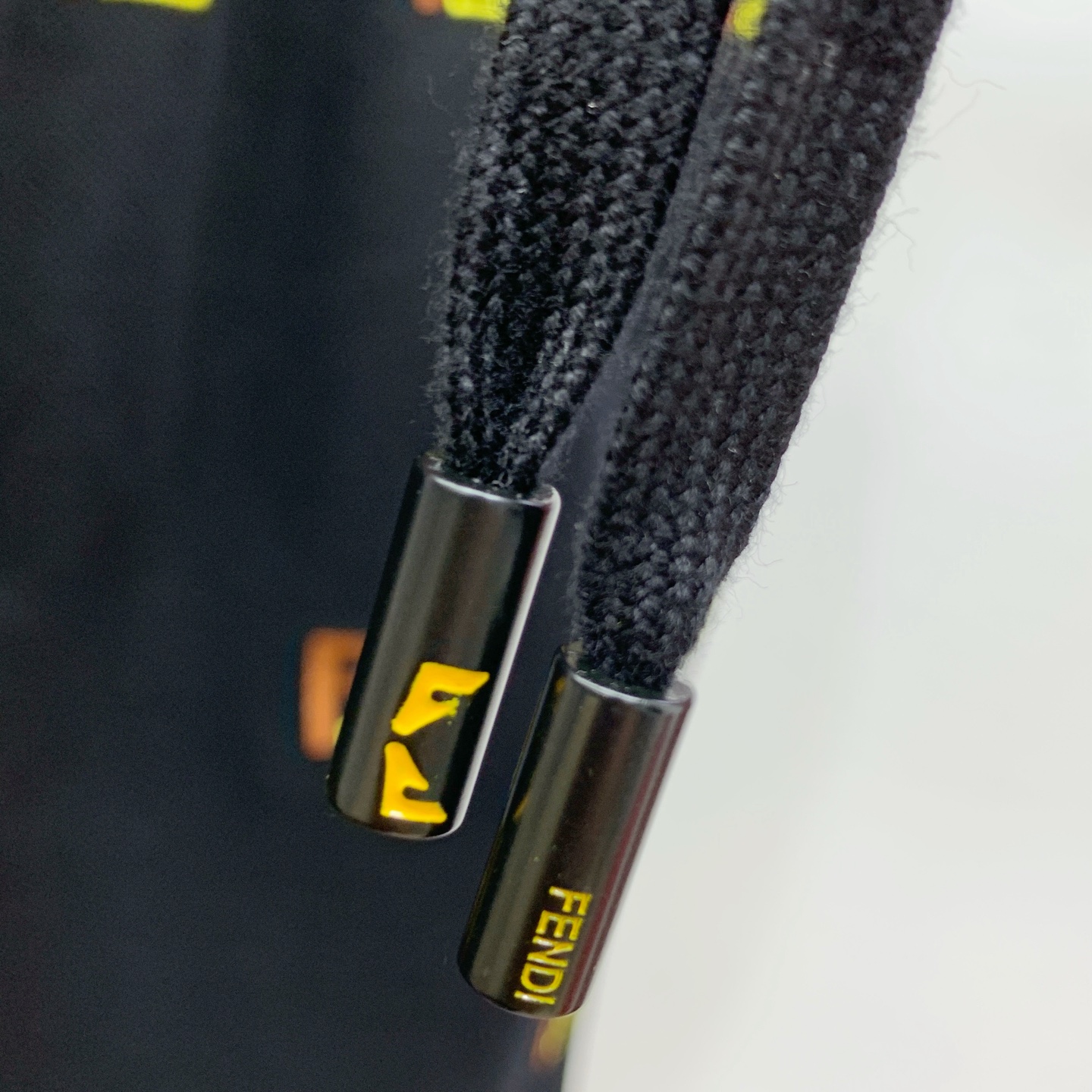 P芬迪2025春夏新款休闲短裤！官网同步发售。定制品牌经典LOGO，定制面料，舒适度极好，手触感强烈。辨