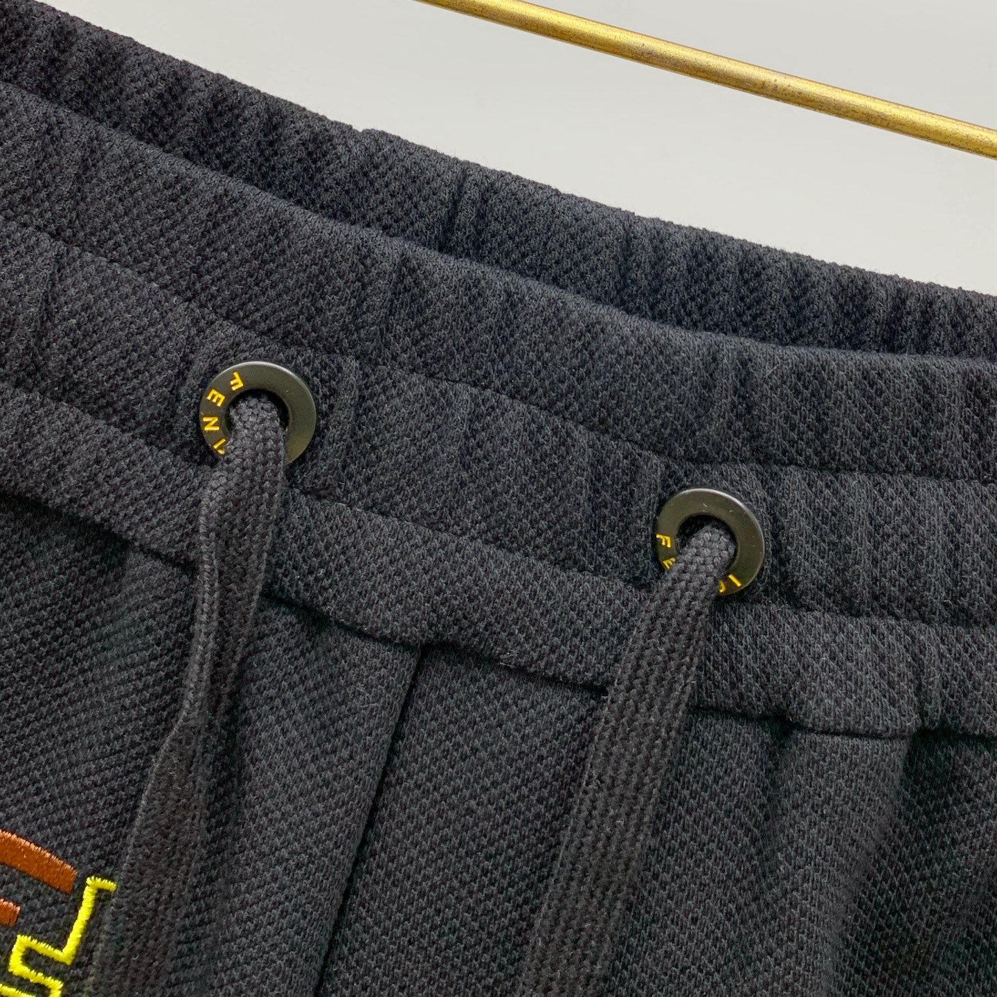 P芬迪2025春夏新款休闲短裤！官网同步发售。定制品牌经典LOGO，定制面料，舒适度极好，手触感强烈。辨