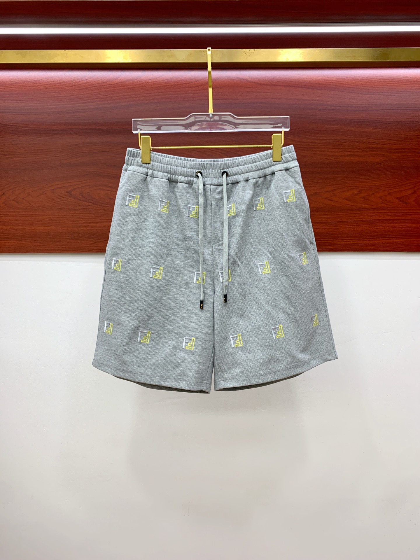 P芬迪2025春夏新款休闲短裤！官网同步发售。定制品牌经典LOGO，定制面料，舒适度极好，手触感强烈。辨