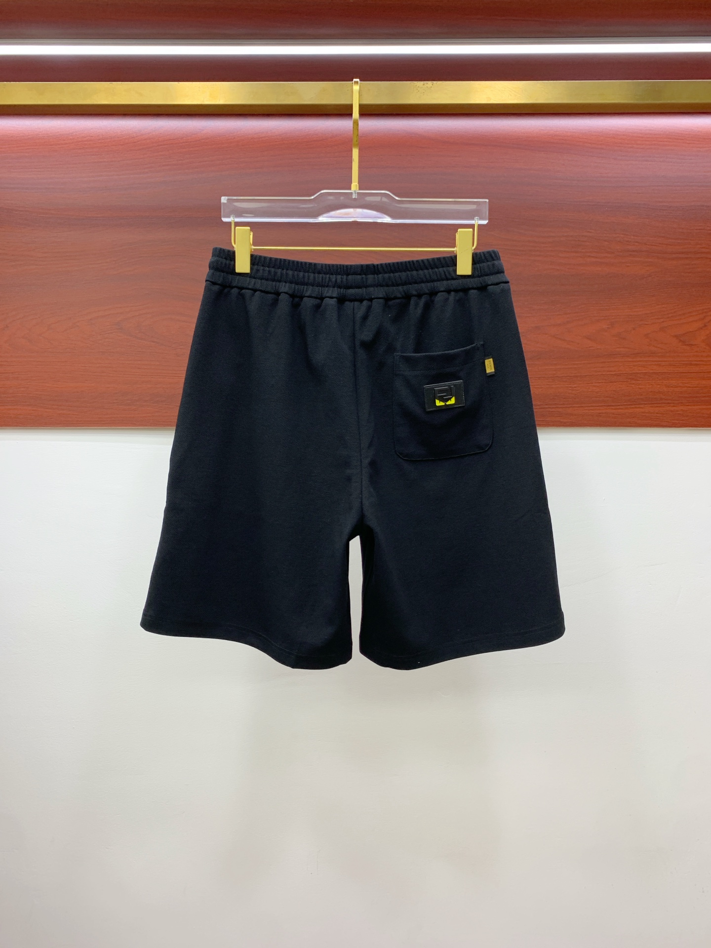 P芬迪2025春夏新款休闲短裤！官网同步发售。定制品牌经典LOGO，定制面料，舒适度极好，手触感强烈。辨