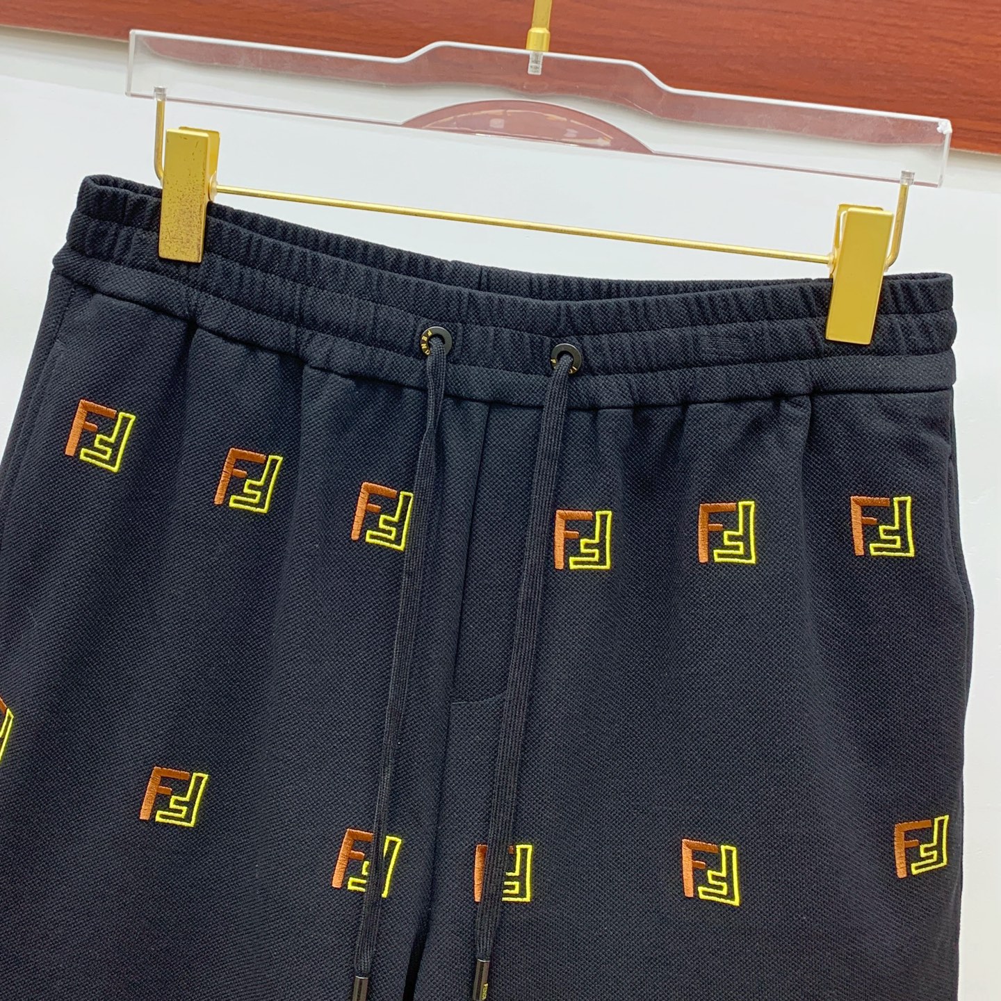 P芬迪2025春夏新款休闲短裤！官网同步发售。定制品牌经典LOGO，定制面料，舒适度极好，手触感强烈。辨