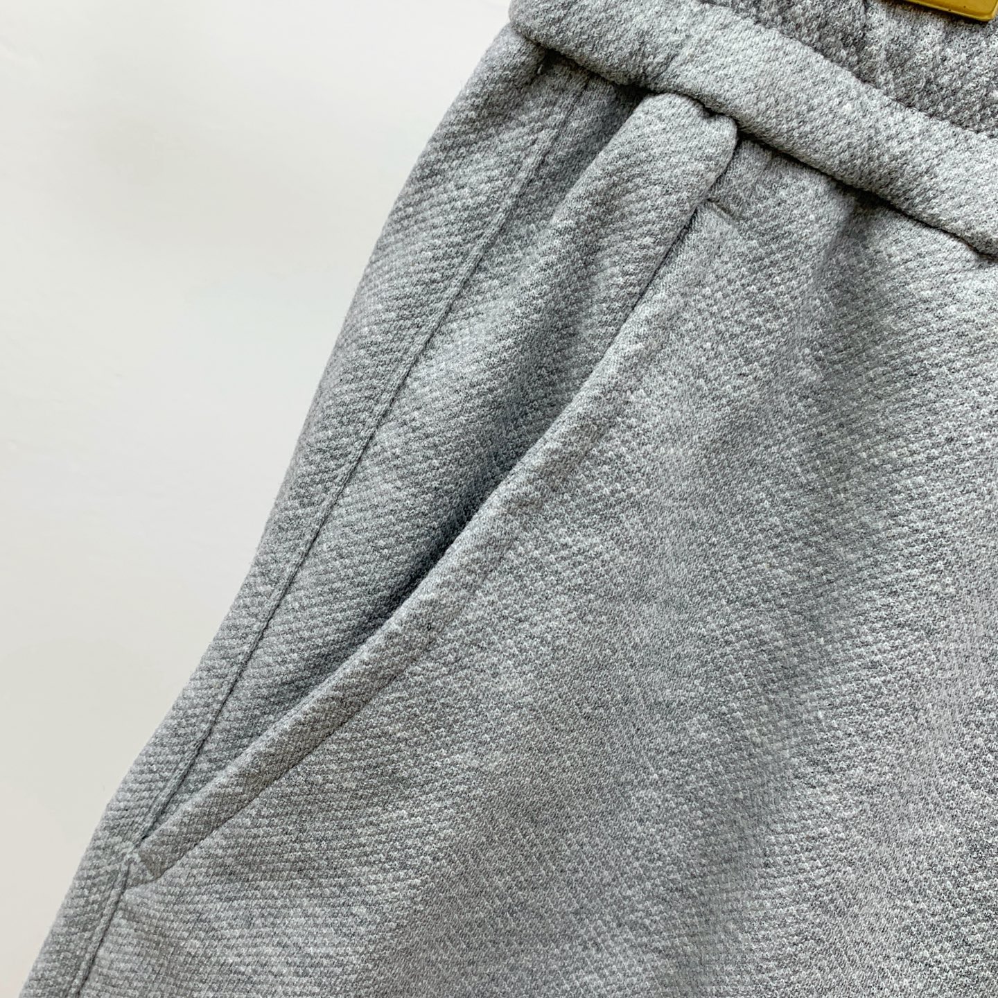 PTB2025春夏新款休闲短裤！官网同步发售。定制品牌经典LOGO，定制面料，舒适度极好，手触感强烈。辨