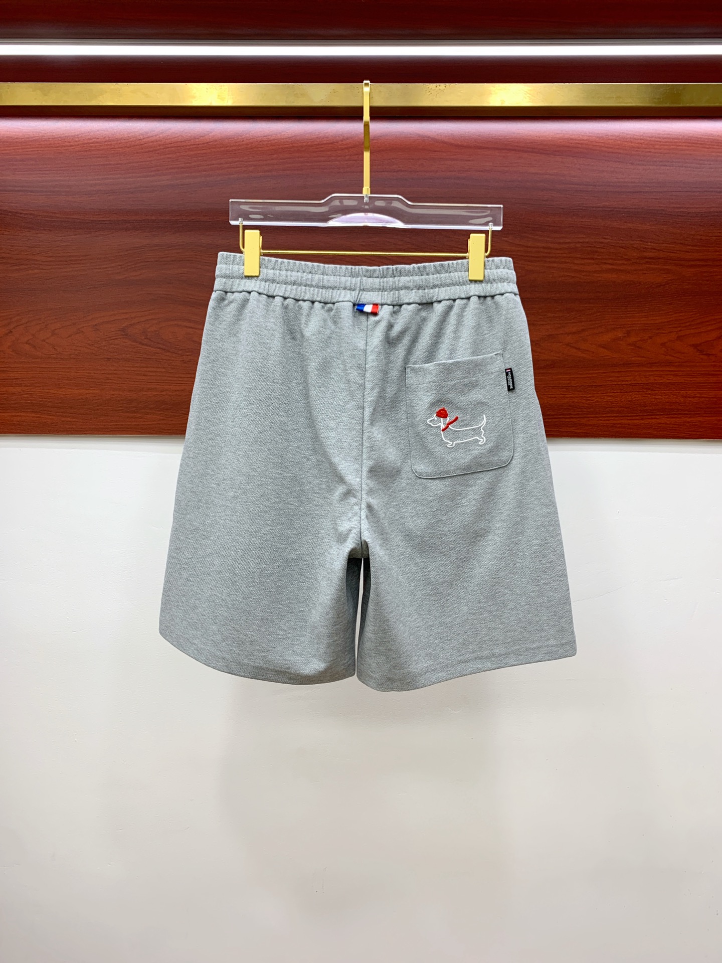 PTB2025春夏新款休闲短裤！官网同步发售。定制品牌经典LOGO，定制面料，舒适度极好，手触感强烈。辨