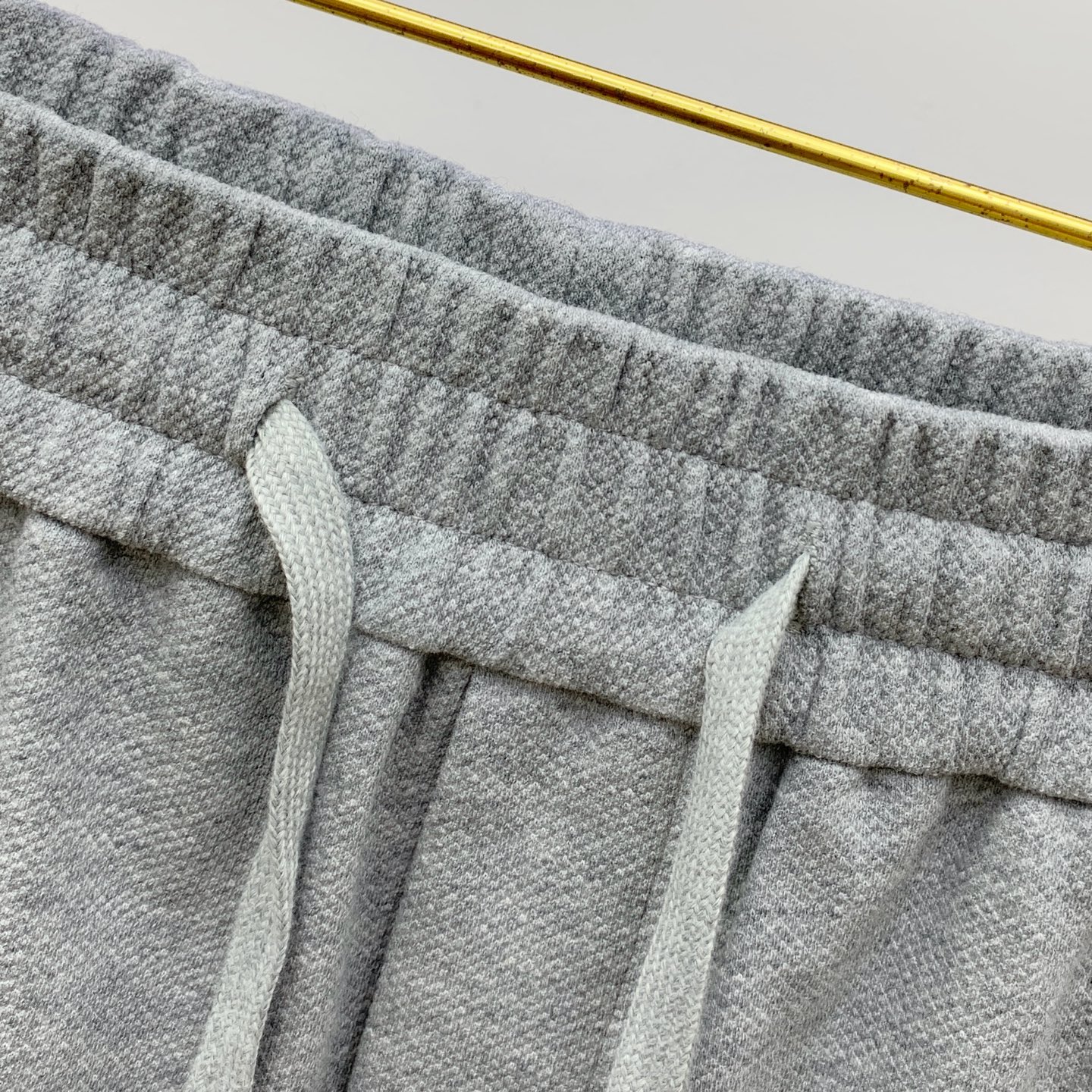 PTB2025春夏新款休闲短裤！官网同步发售。定制品牌经典LOGO，定制面料，舒适度极好，手触感强烈。辨