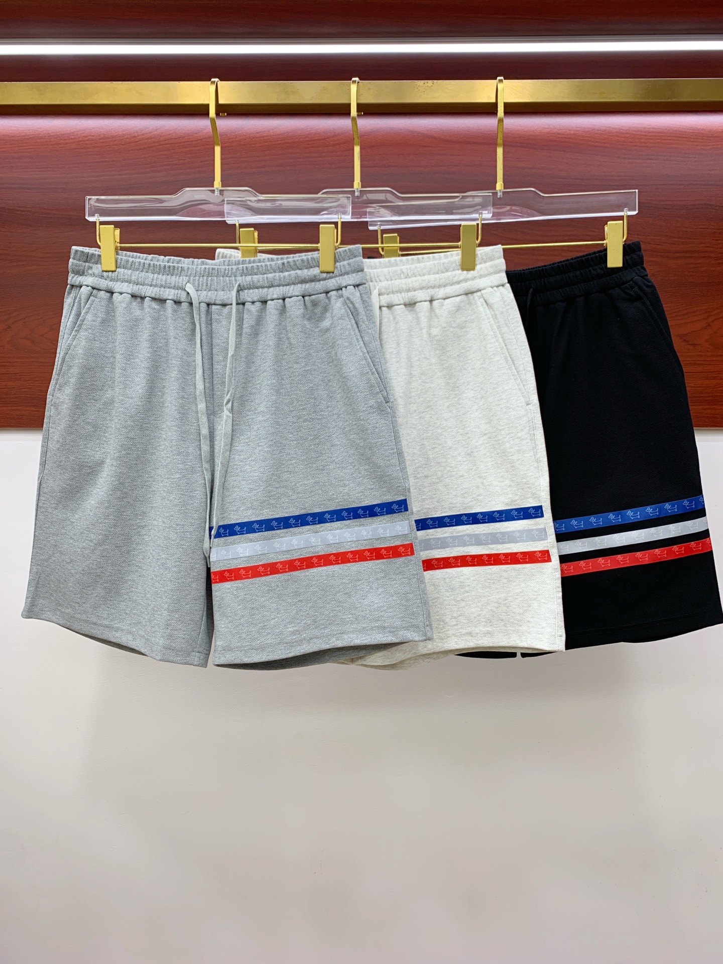 NO:455447,TB2025 spring and summer new casual shorts!  The official website is released simultaneously. Customized brand classic logo, customized fabric, excellent comfort, strong hand touch. Extremely recognizable, perfect quality craftsmanship. Size M-3XL, shorts, alexander wang19860909TB2025春夏新款休闲短裤！官网同步发售.定制品牌经典LOGO,定制面料,舒适度极好,手触感强烈.辨识度极高,完美品相工艺. 尺码M-3XL,,shorts,alexander wang,Men's clothing