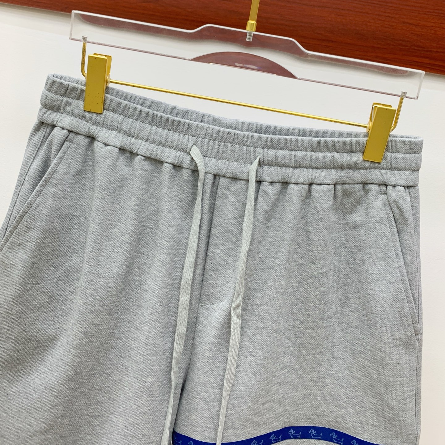 PTB2025春夏新款休闲短裤！官网同步发售。定制品牌经典LOGO，定制面料，舒适度极好，手触感强烈。辨