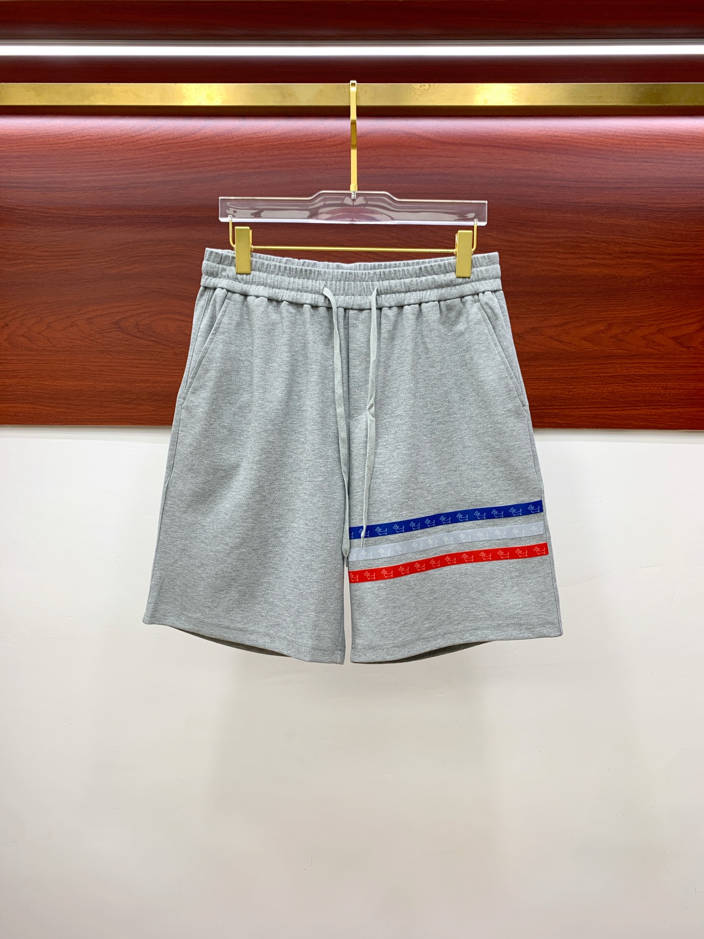 PTB2025春夏新款休闲短裤！官网同步发售。定制品牌经典LOGO，定制面料，舒适度极好，手触感强烈。辨