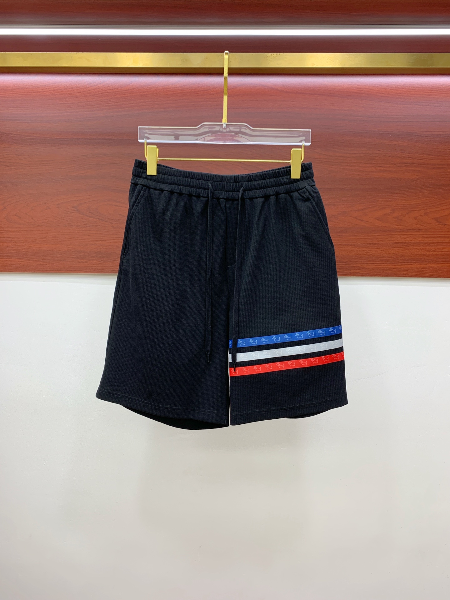 PTB2025春夏新款休闲短裤！官网同步发售。定制品牌经典LOGO，定制面料，舒适度极好，手触感强烈。辨