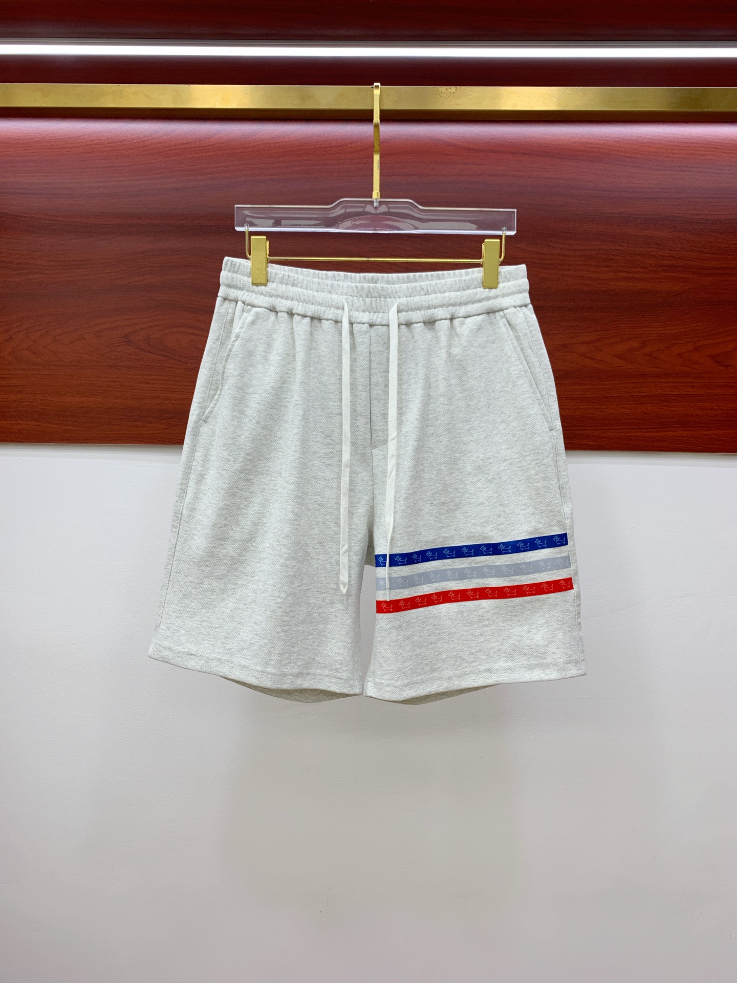 PTB2025春夏新款休闲短裤！官网同步发售。定制品牌经典LOGO，定制面料，舒适度极好，手触感强烈。辨