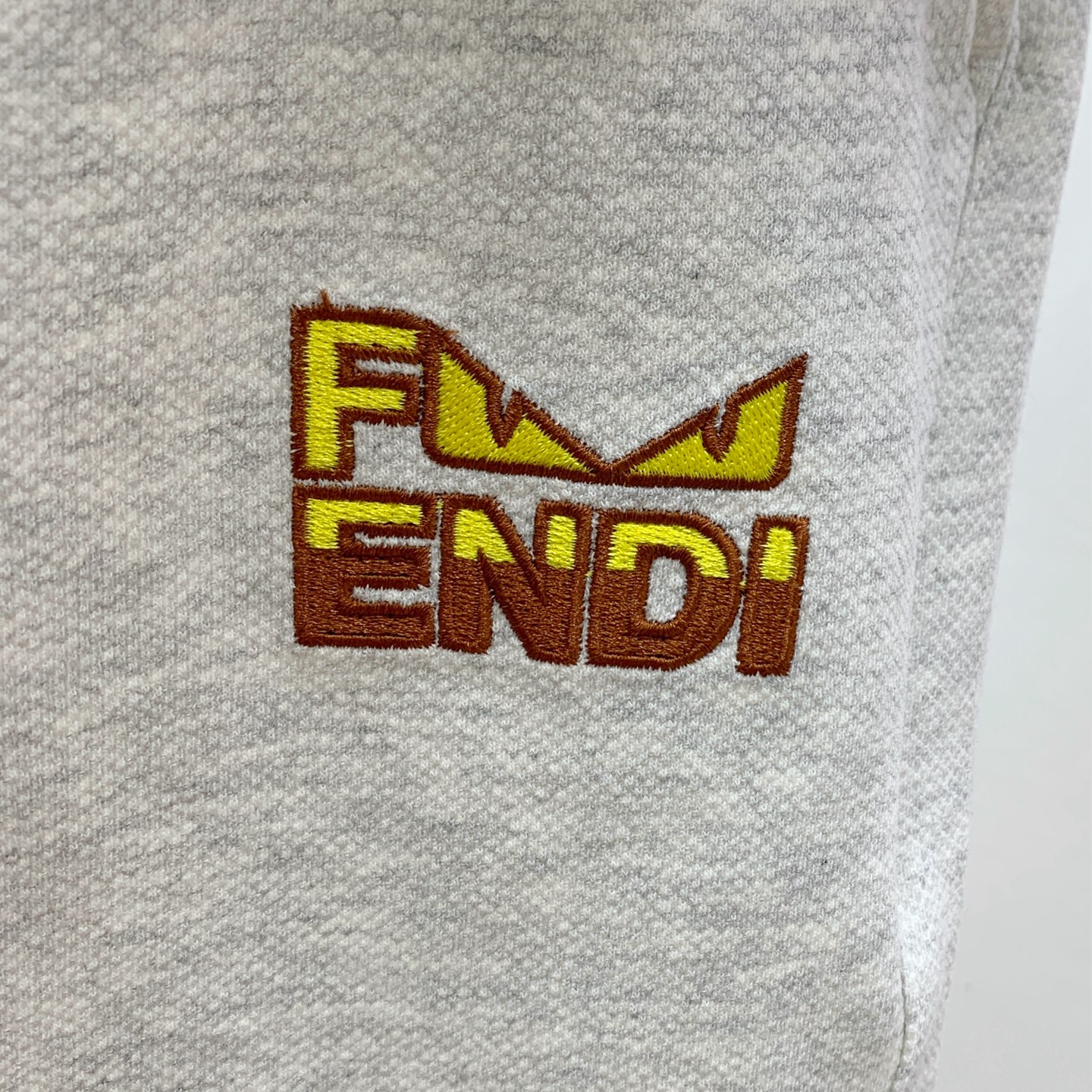 P芬迪2025春夏新款休闲短裤！官网同步发售。定制品牌经典LOGO，定制面料，舒适度极好，手触感强烈。辨