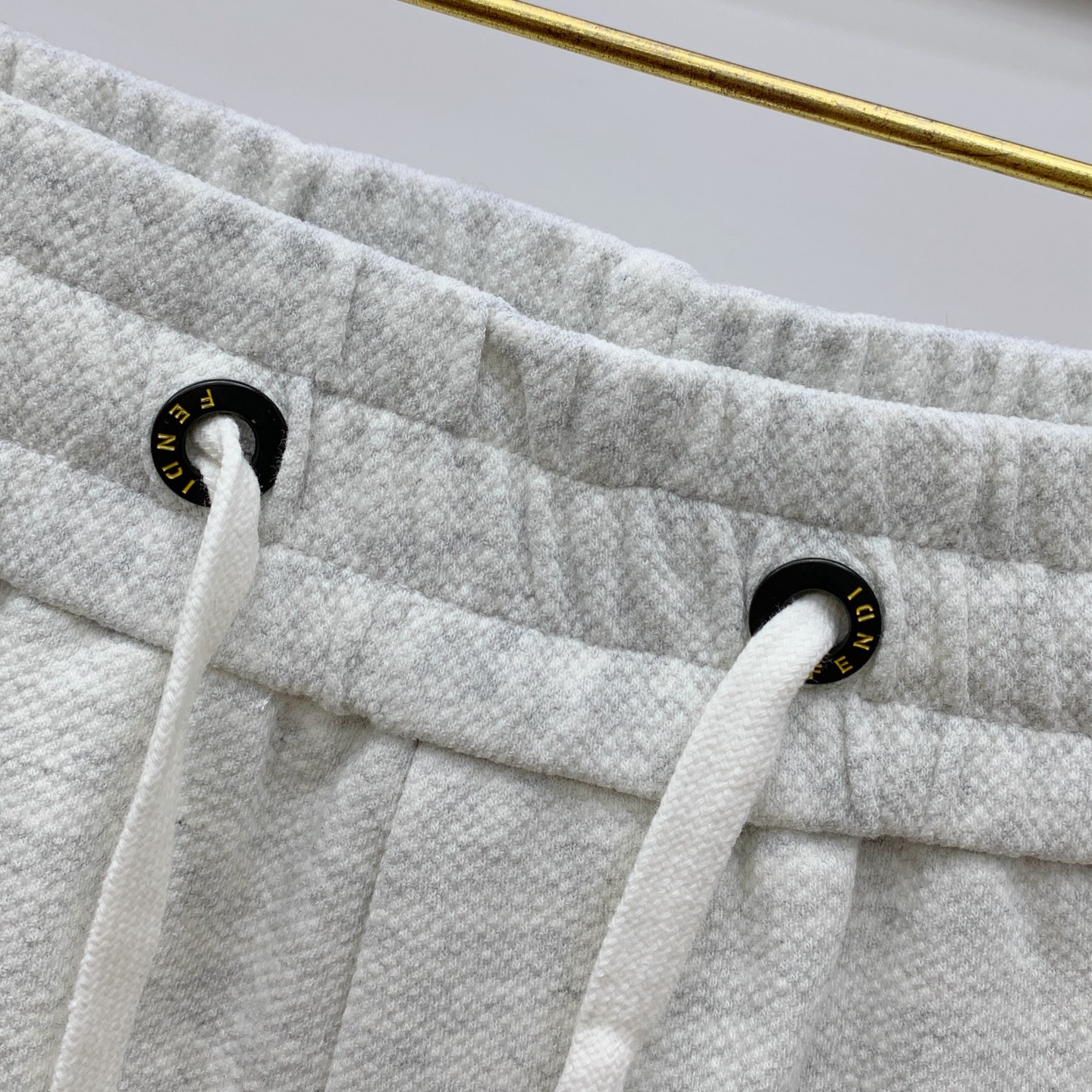 P芬迪2025春夏新款休闲短裤！官网同步发售。定制品牌经典LOGO，定制面料，舒适度极好，手触感强烈。辨