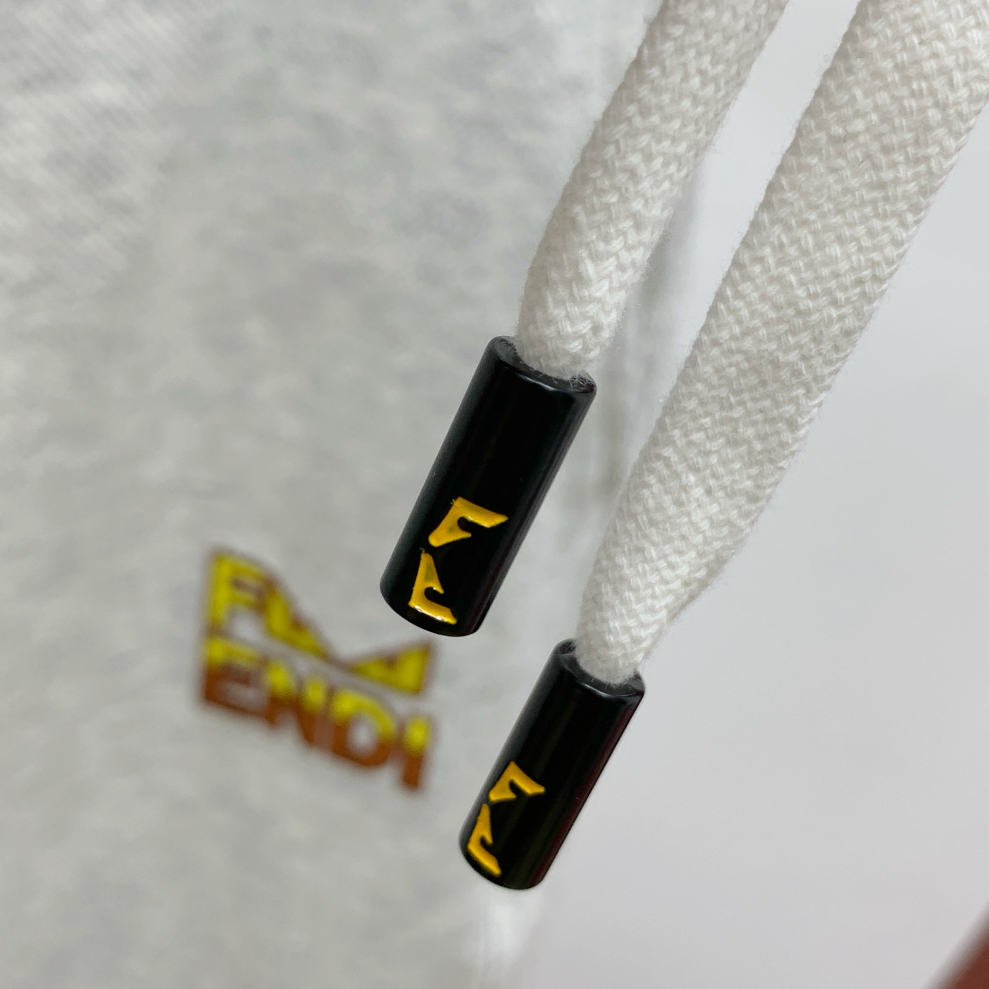 P芬迪2025春夏新款休闲短裤！官网同步发售。定制品牌经典LOGO，定制面料，舒适度极好，手触感强烈。辨