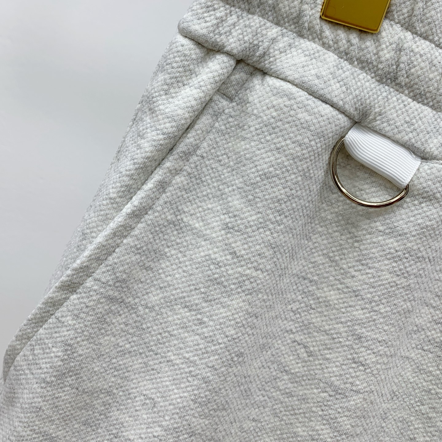 P芬迪2025春夏新款休闲短裤！官网同步发售。定制品牌经典LOGO，定制面料，舒适度极好，手触感强烈。辨