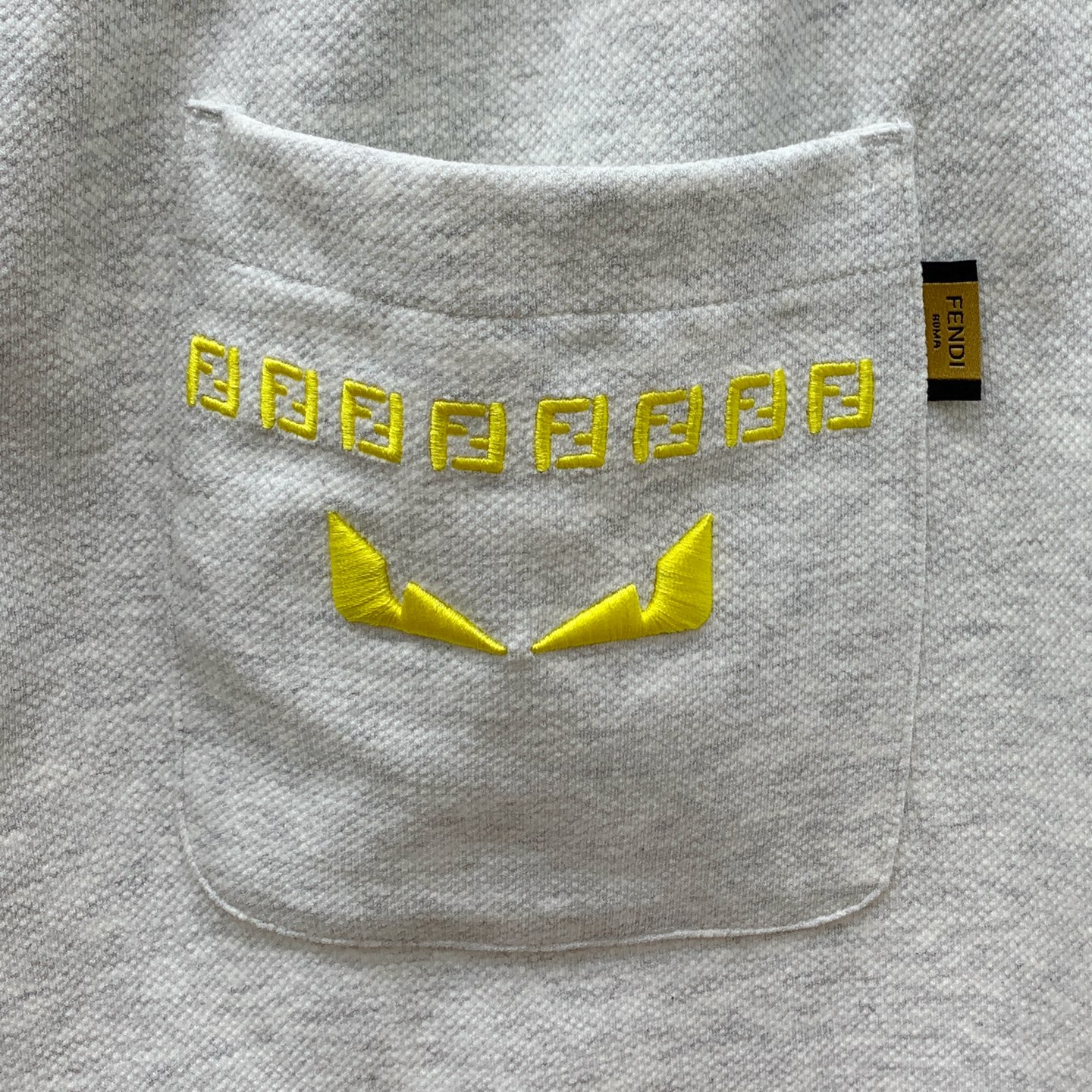 P芬迪2025春夏新款休闲短裤！官网同步发售。定制品牌经典LOGO，定制面料，舒适度极好，手触感强烈。辨